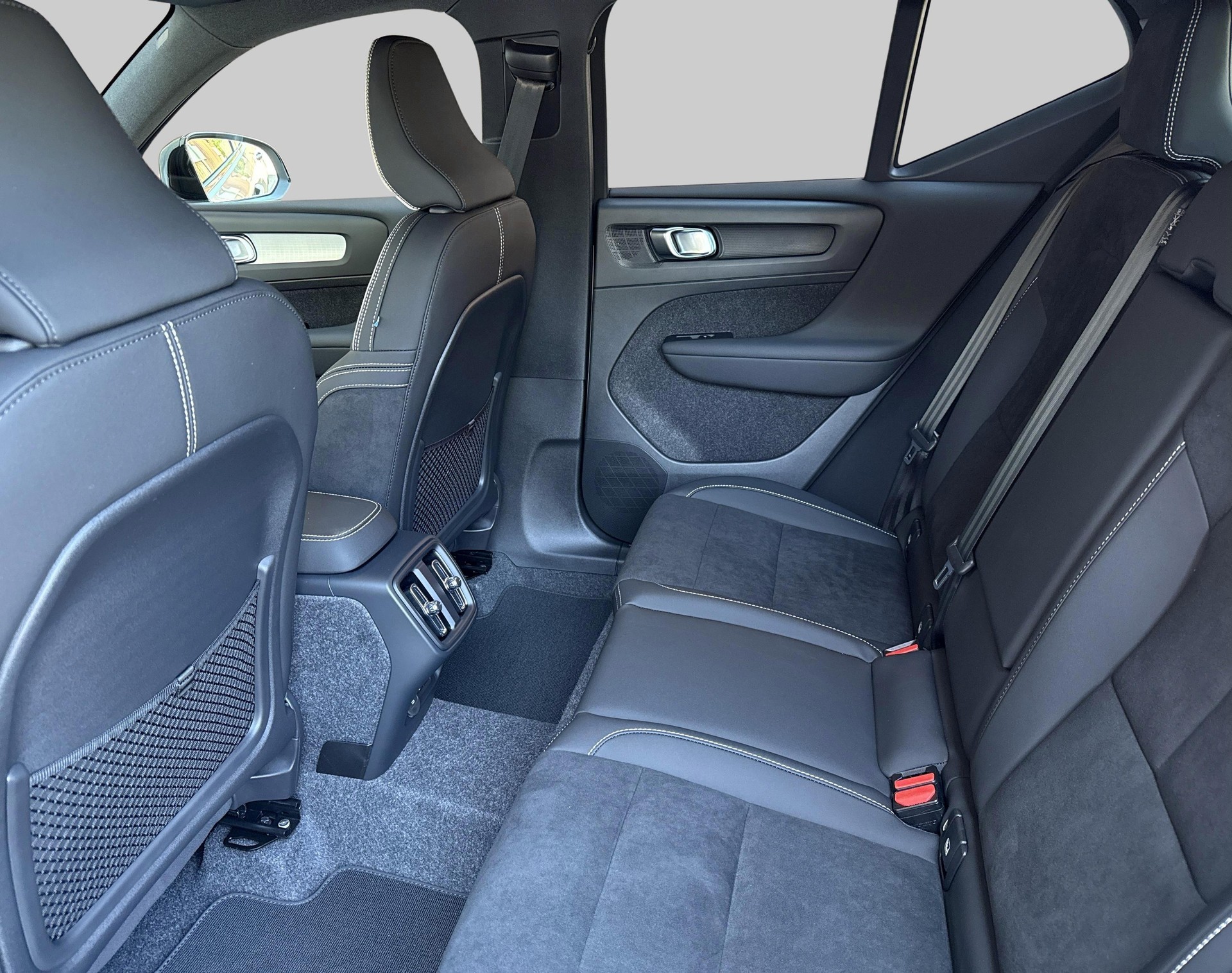VOLVO XC40 2.0 B4 MH Black Edition-image-3