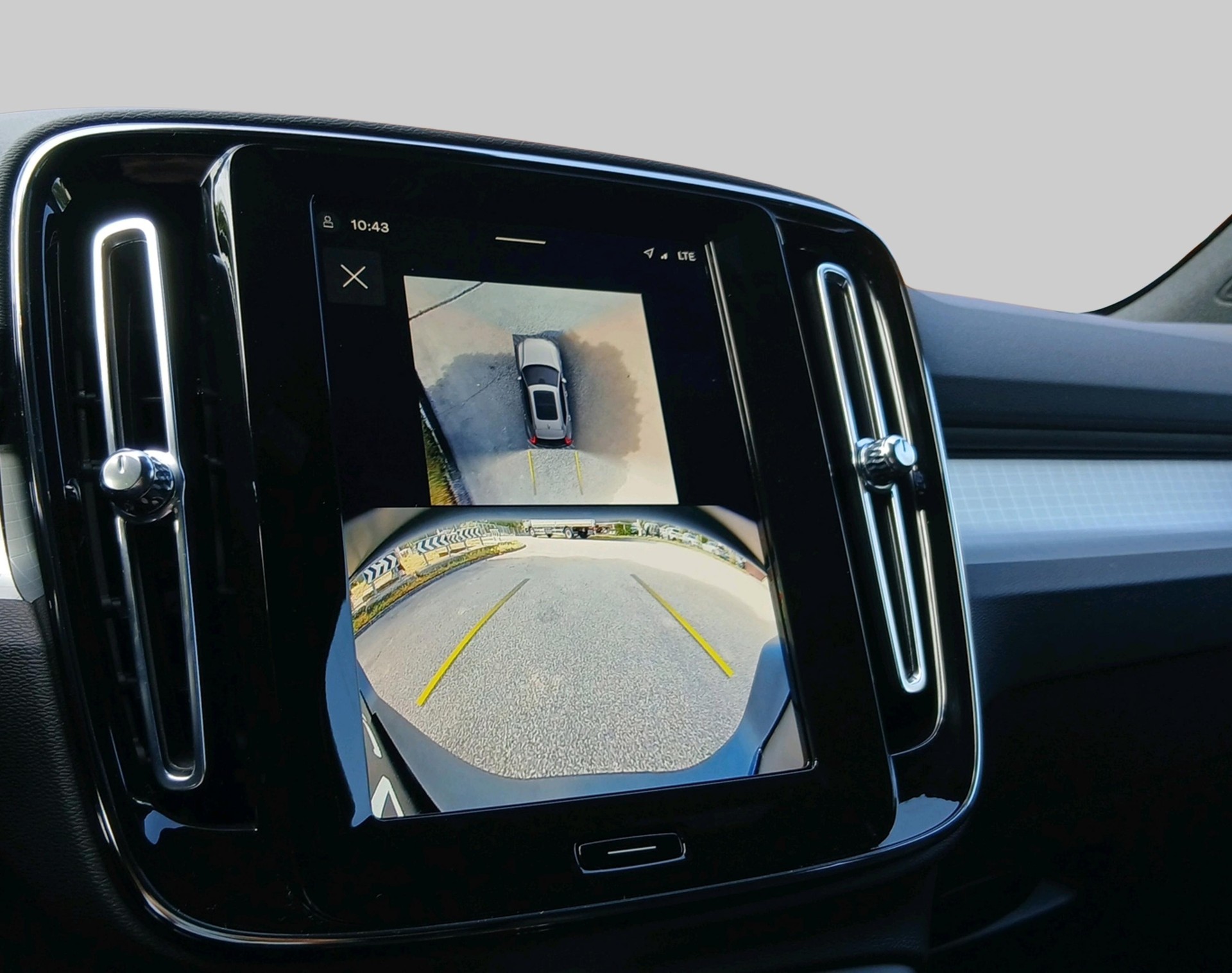 VOLVO XC40 2.0 B4 MH Black Edition-image-13
