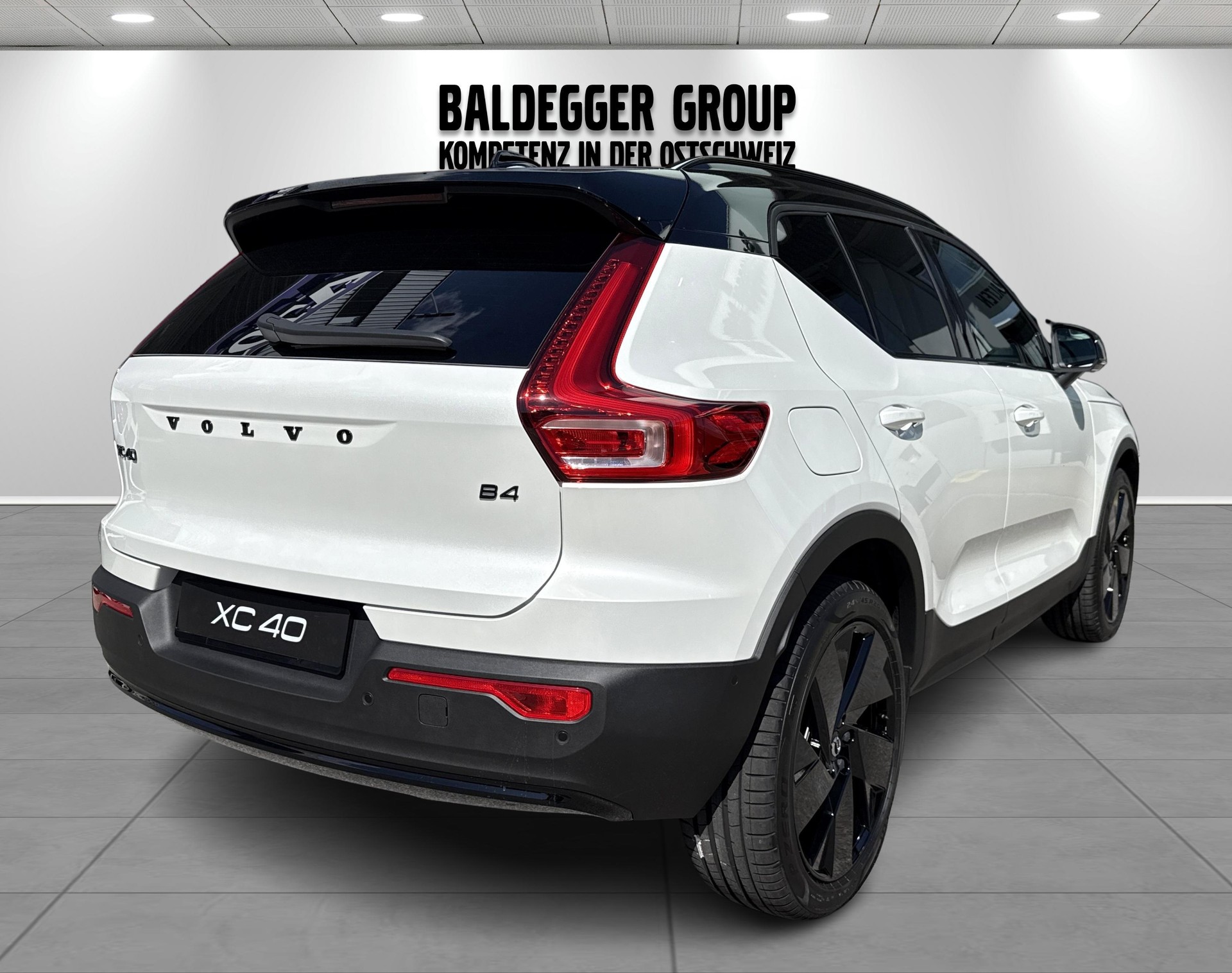 VOLVO XC40 2.0 B4 MH Black Edition-image-1