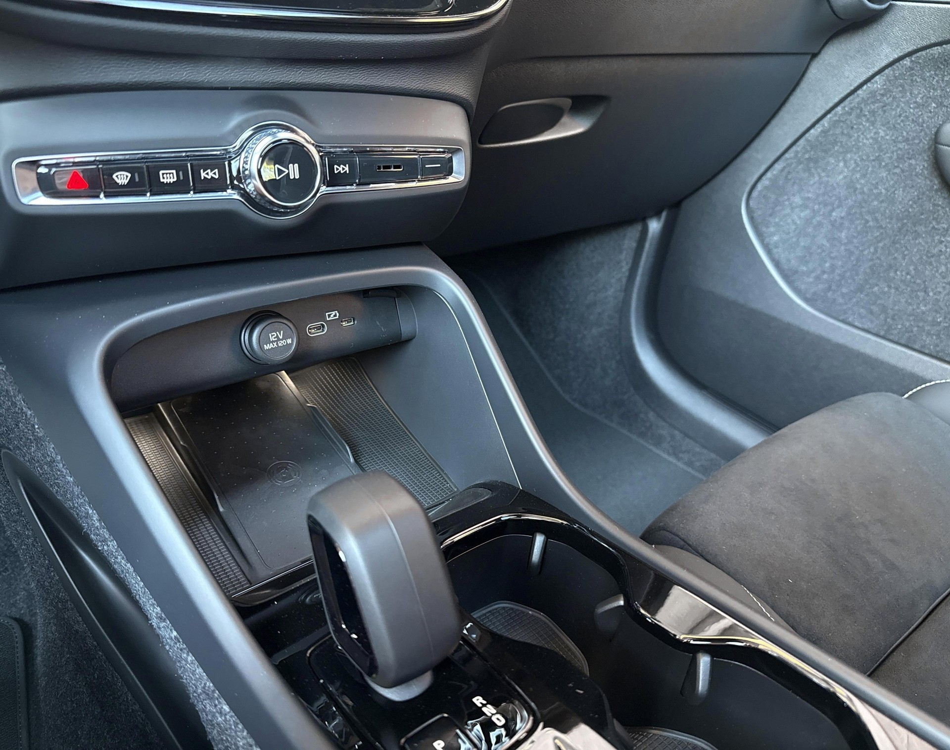 VOLVO XC40 2.0 B4 MH Black Edition-image-19
