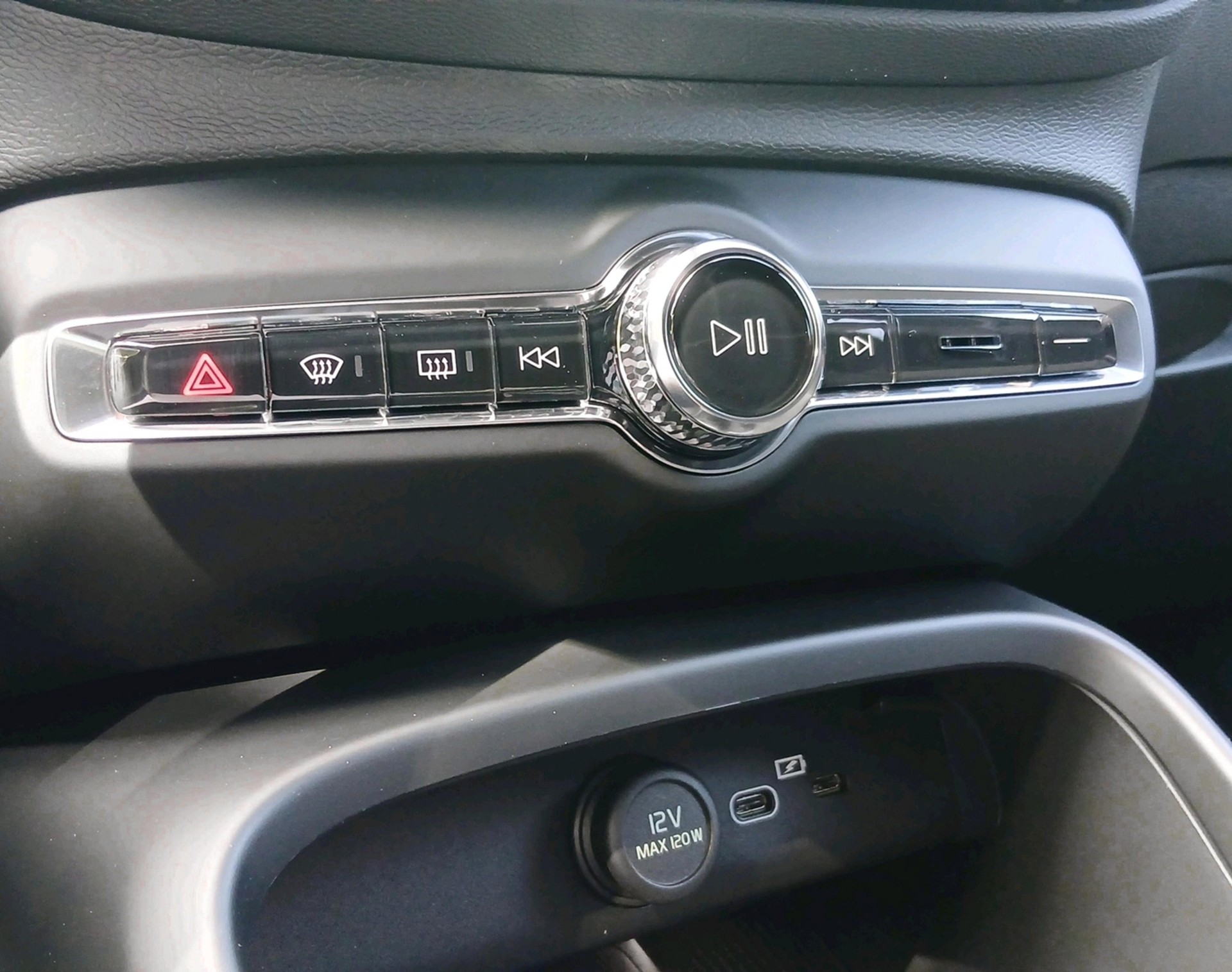 VOLVO XC40 2.0 B4 MH Black Edition-image-19