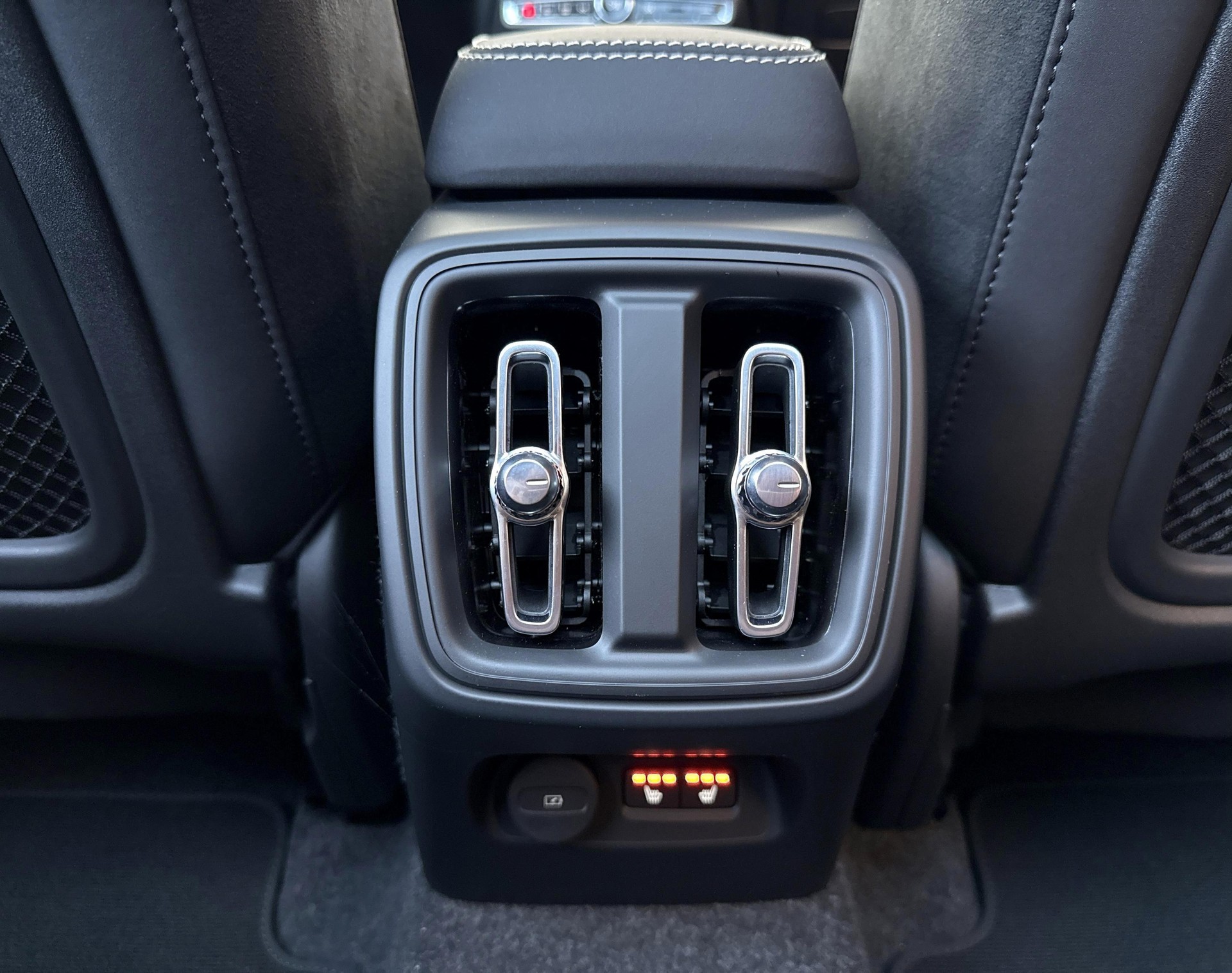 VOLVO XC40 2.0 B4 MH Black Edition-image-18