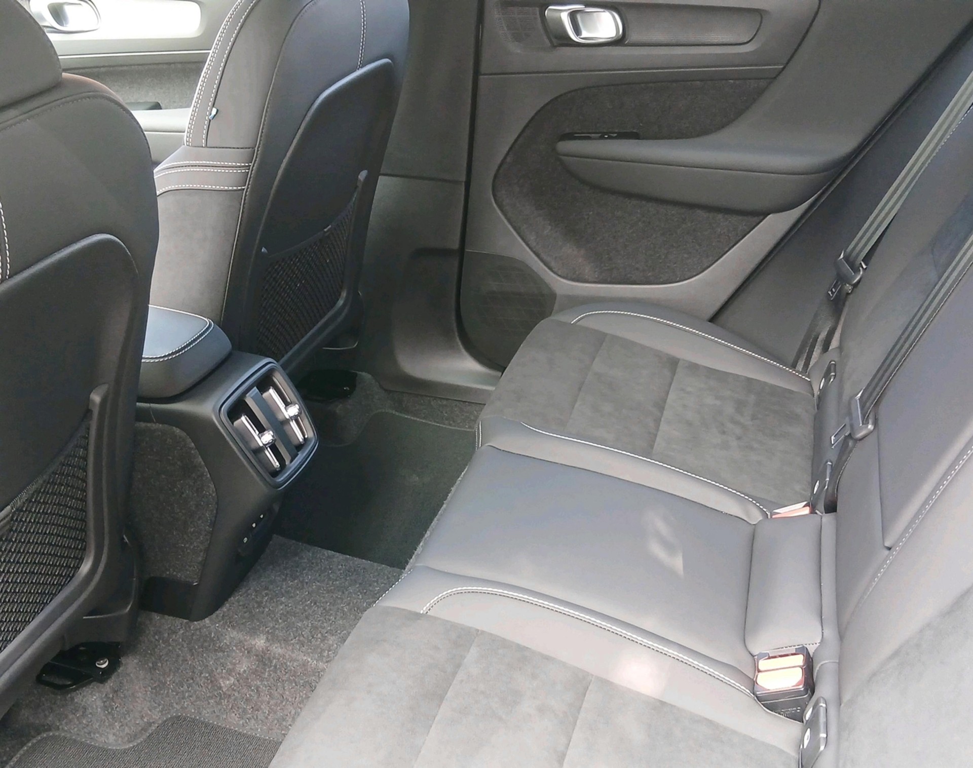 VOLVO XC40 2.0 B4 MH Black Edition-image-3