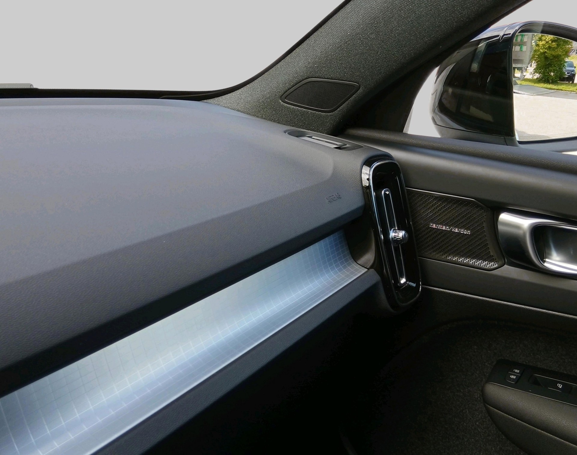 VOLVO XC40 2.0 B4 MH Black Edition-image-17