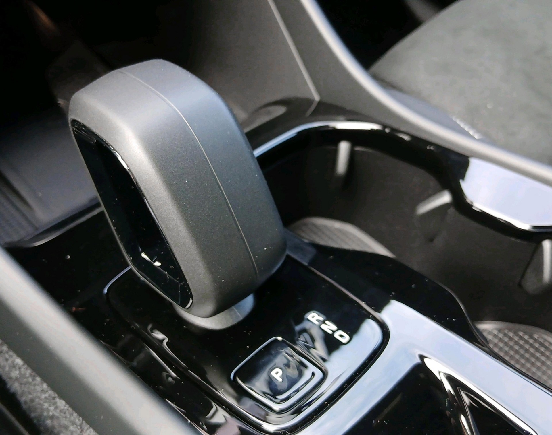 VOLVO XC40 2.0 B4 MH Black Edition-image-18