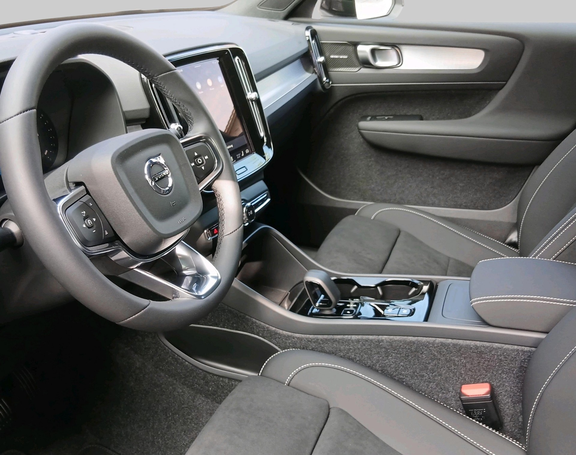VOLVO XC40 2.0 B4 MH Black Edition-image-2