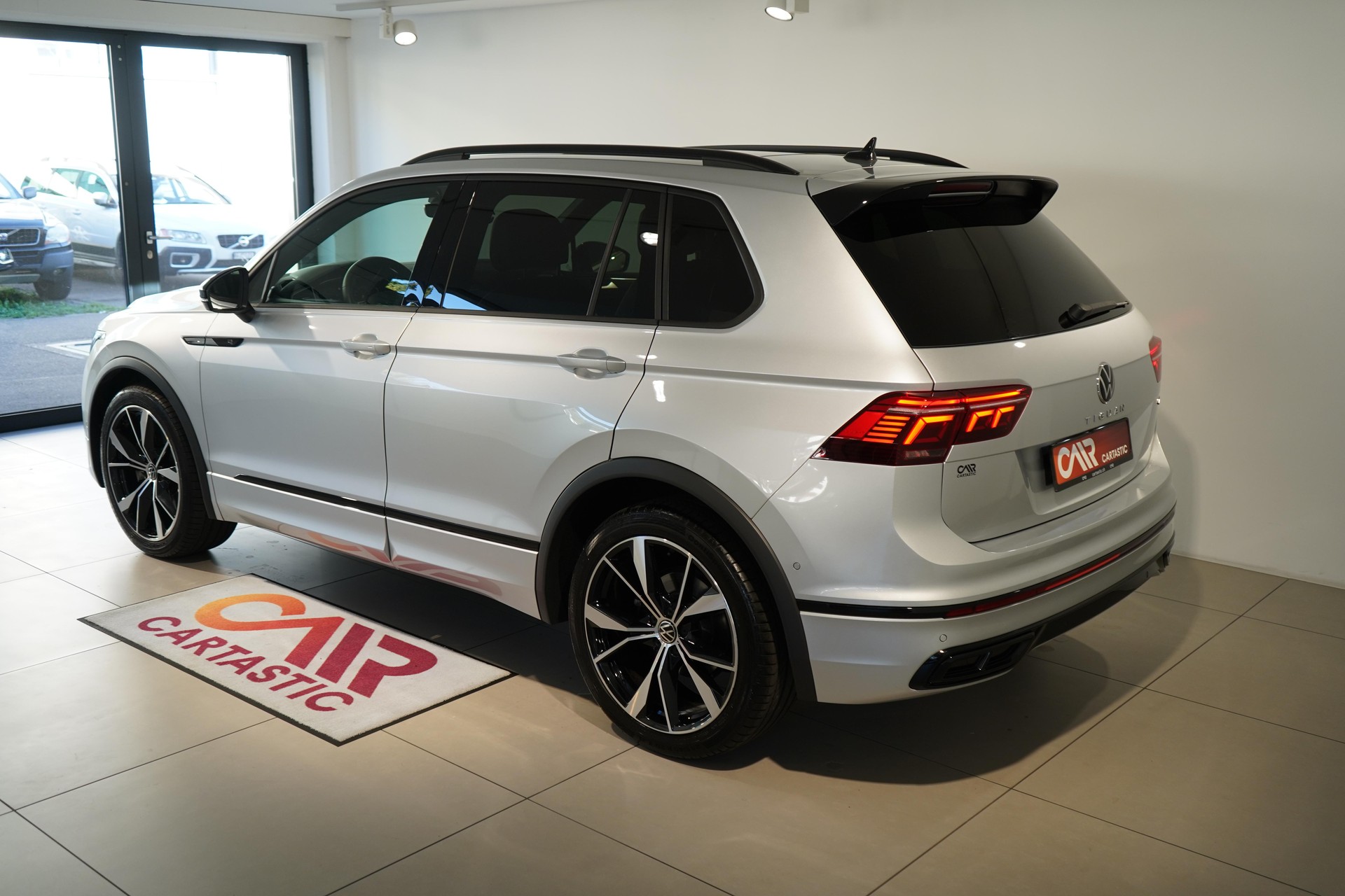 VW Tiguan 2.0 TSI R-Line DSG 4motion-image-1