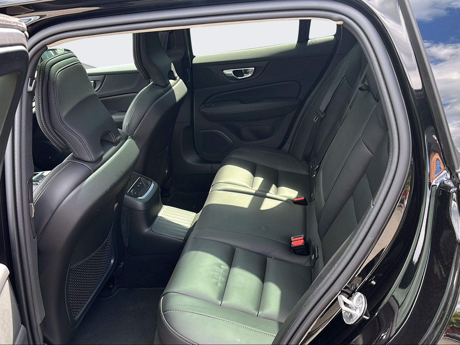 VOLVO V60 2.0 T6 TE Ultra Dark eAWD-image-11