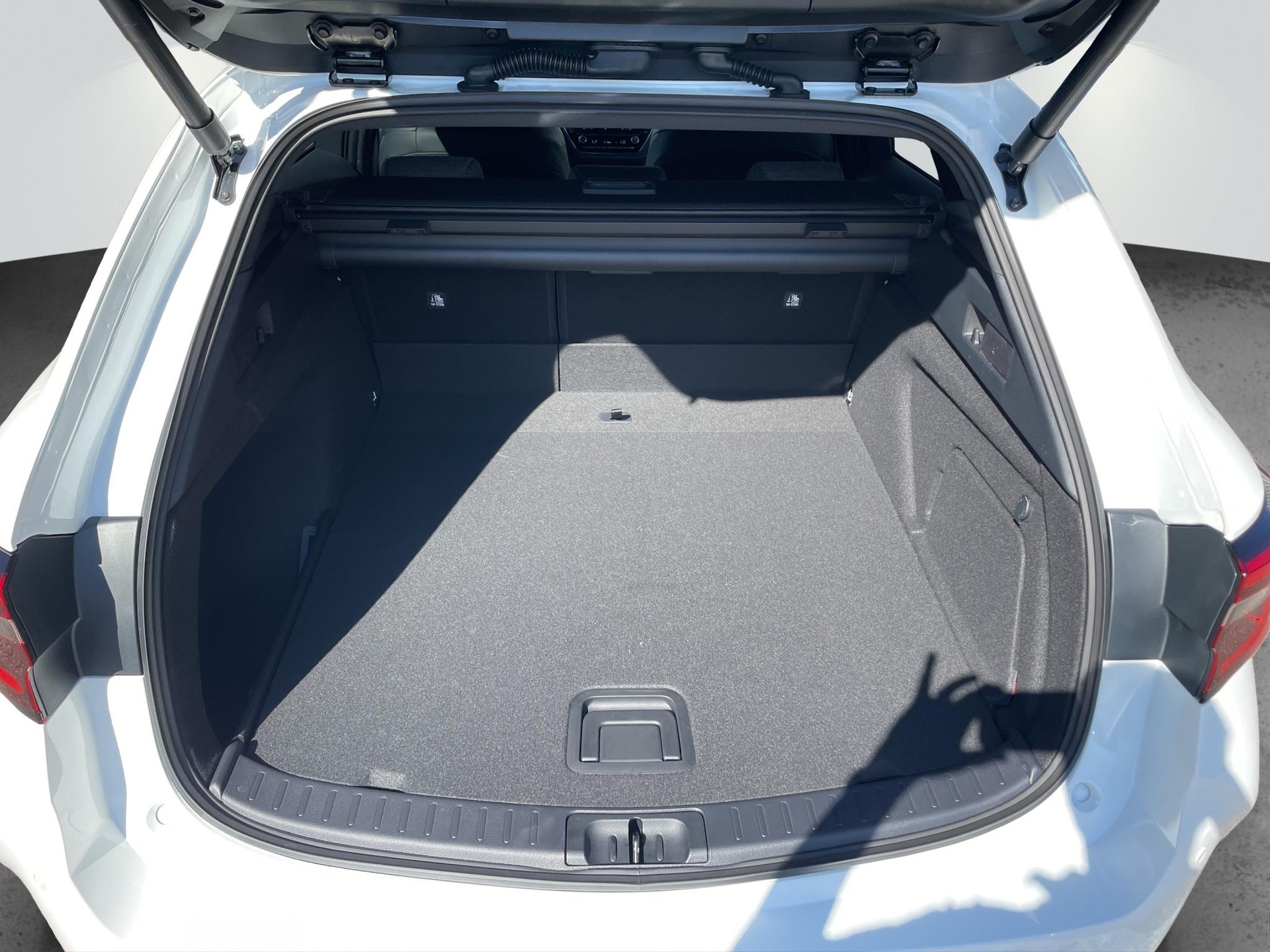 TOYOTA Corolla Touring Sports 2.0 HSD Swiss Edition-image-13