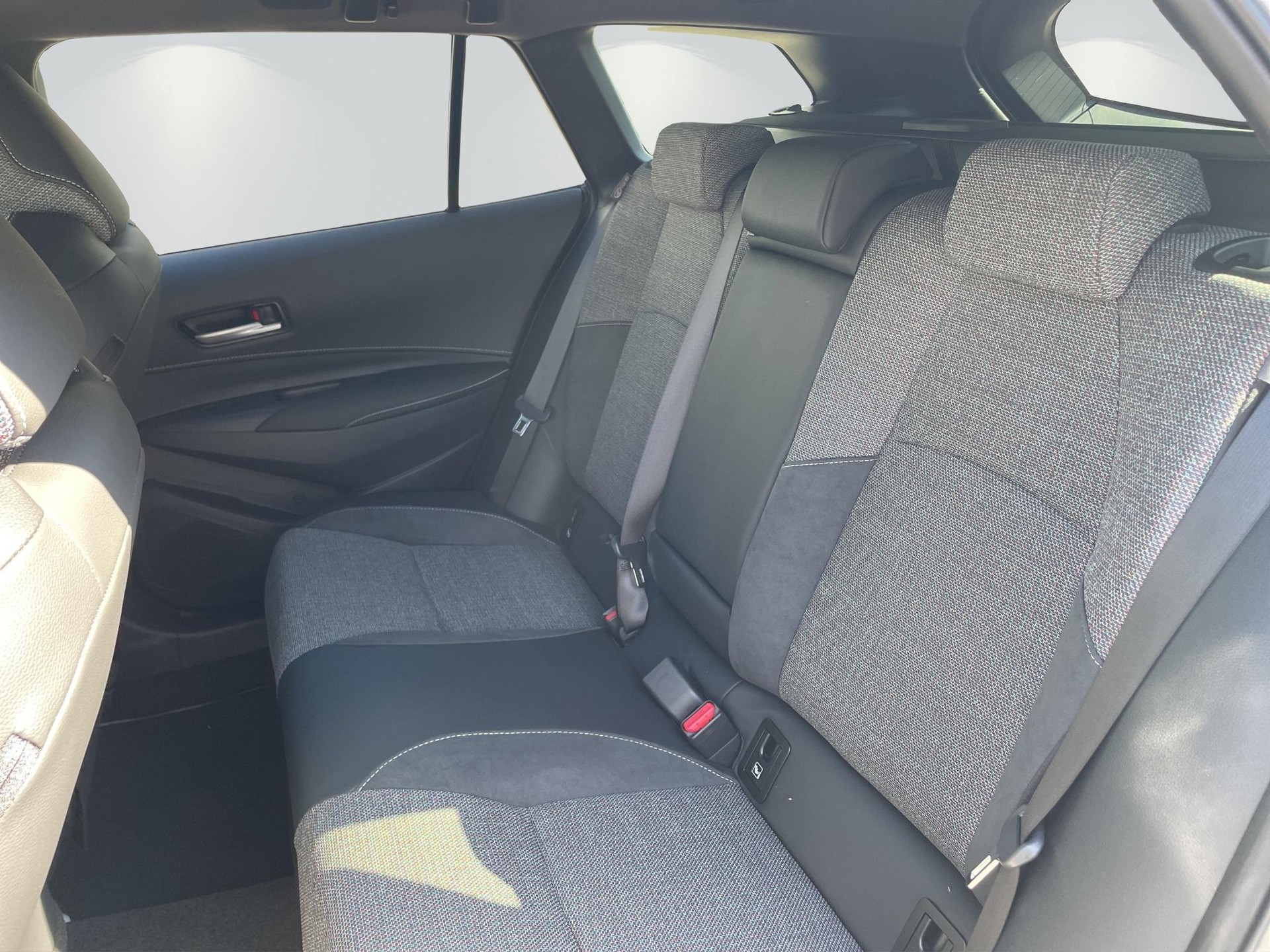 TOYOTA Corolla Touring Sports 2.0 HSD Swiss Edition-image-11