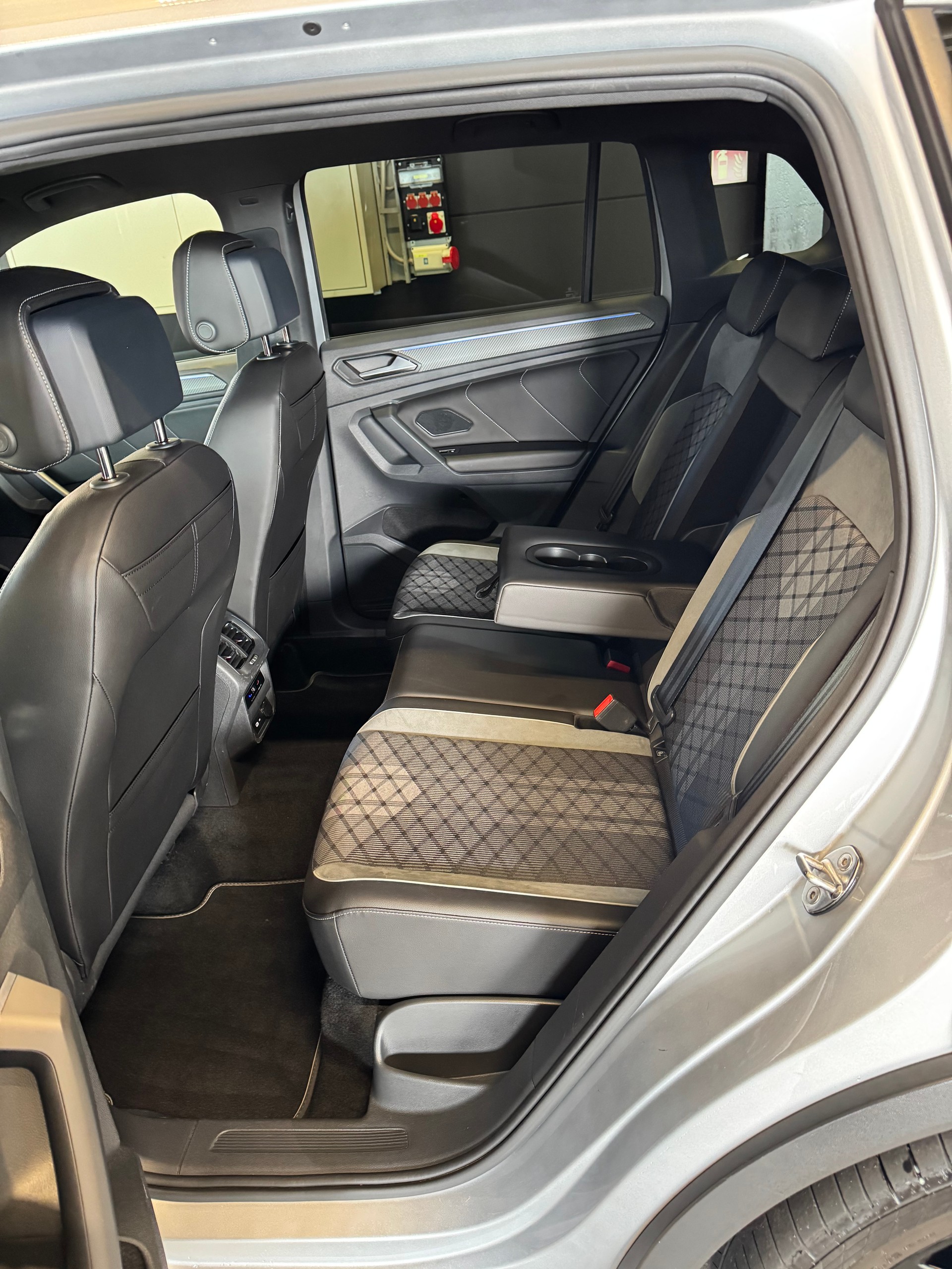 VW Tiguan 2.0 TDI SCR R-Line 4Motion DSG-image-11
