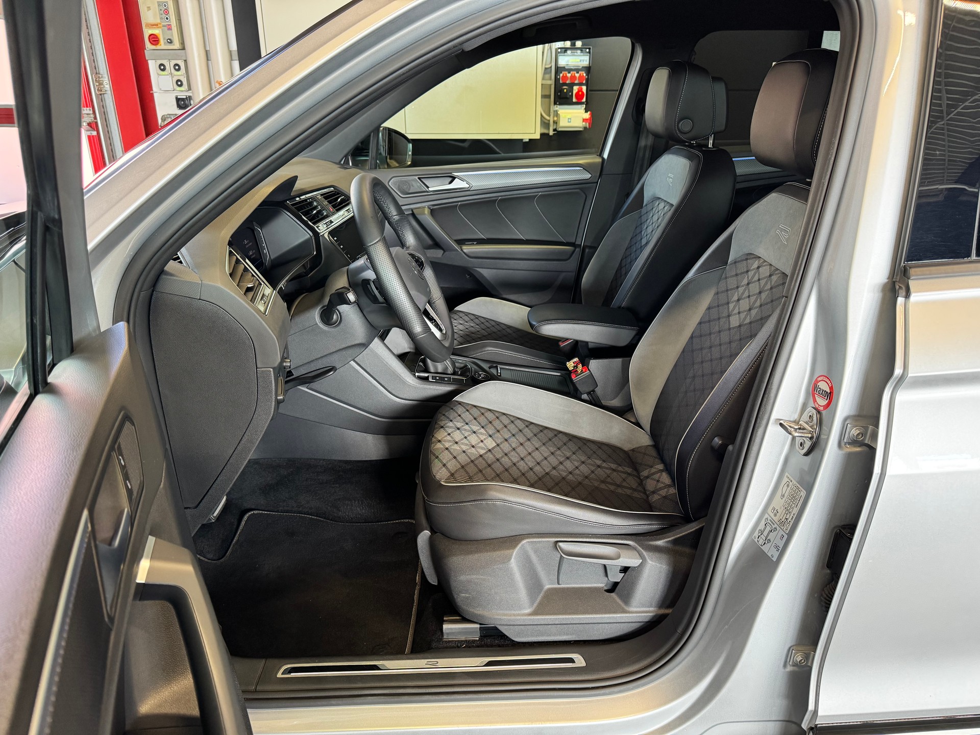 VW Tiguan 2.0 TDI SCR R-Line 4Motion DSG-image-13