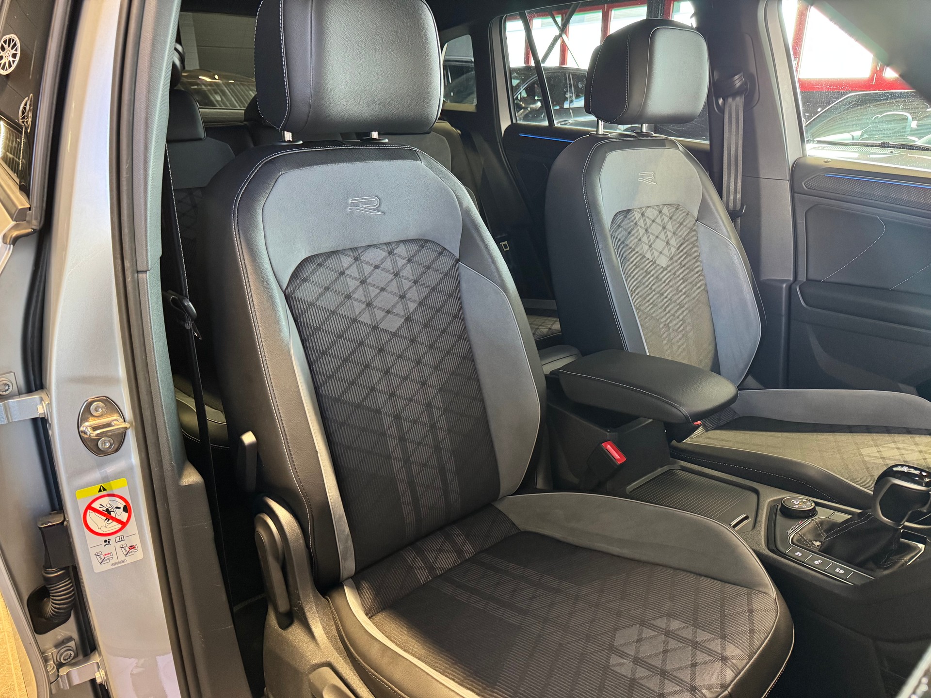 VW Tiguan 2.0 TDI SCR R-Line 4Motion DSG-image-10