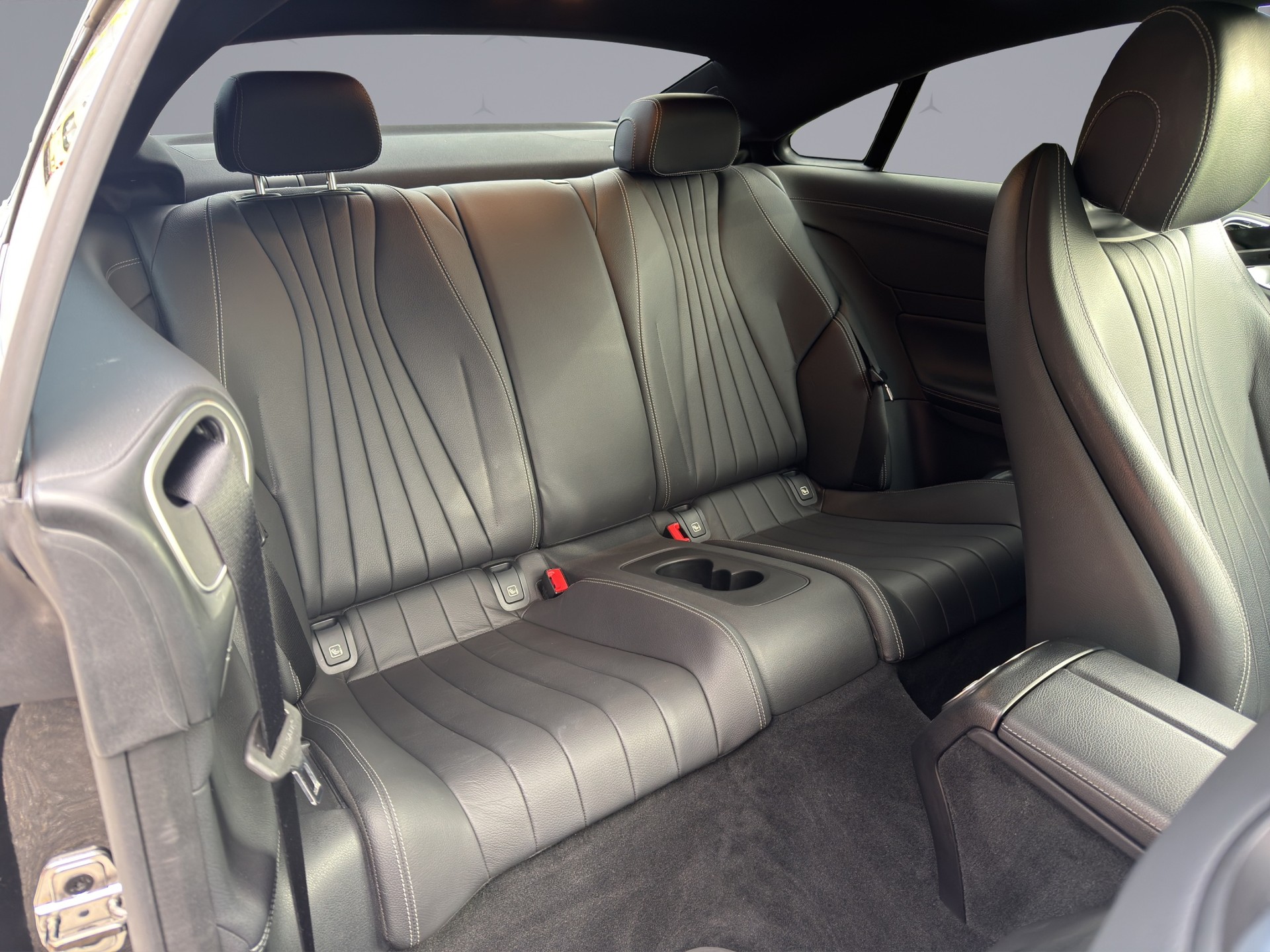 MERCEDES-BENZ E 300 d AMG Line 4matic Coupé-image-17