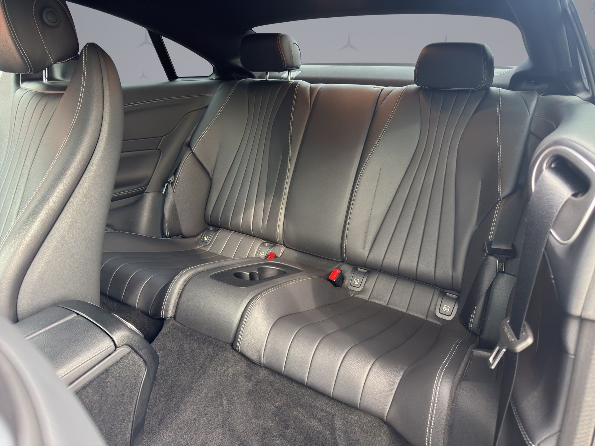 MERCEDES-BENZ E 300 d AMG Line 4matic Coupé-image-12