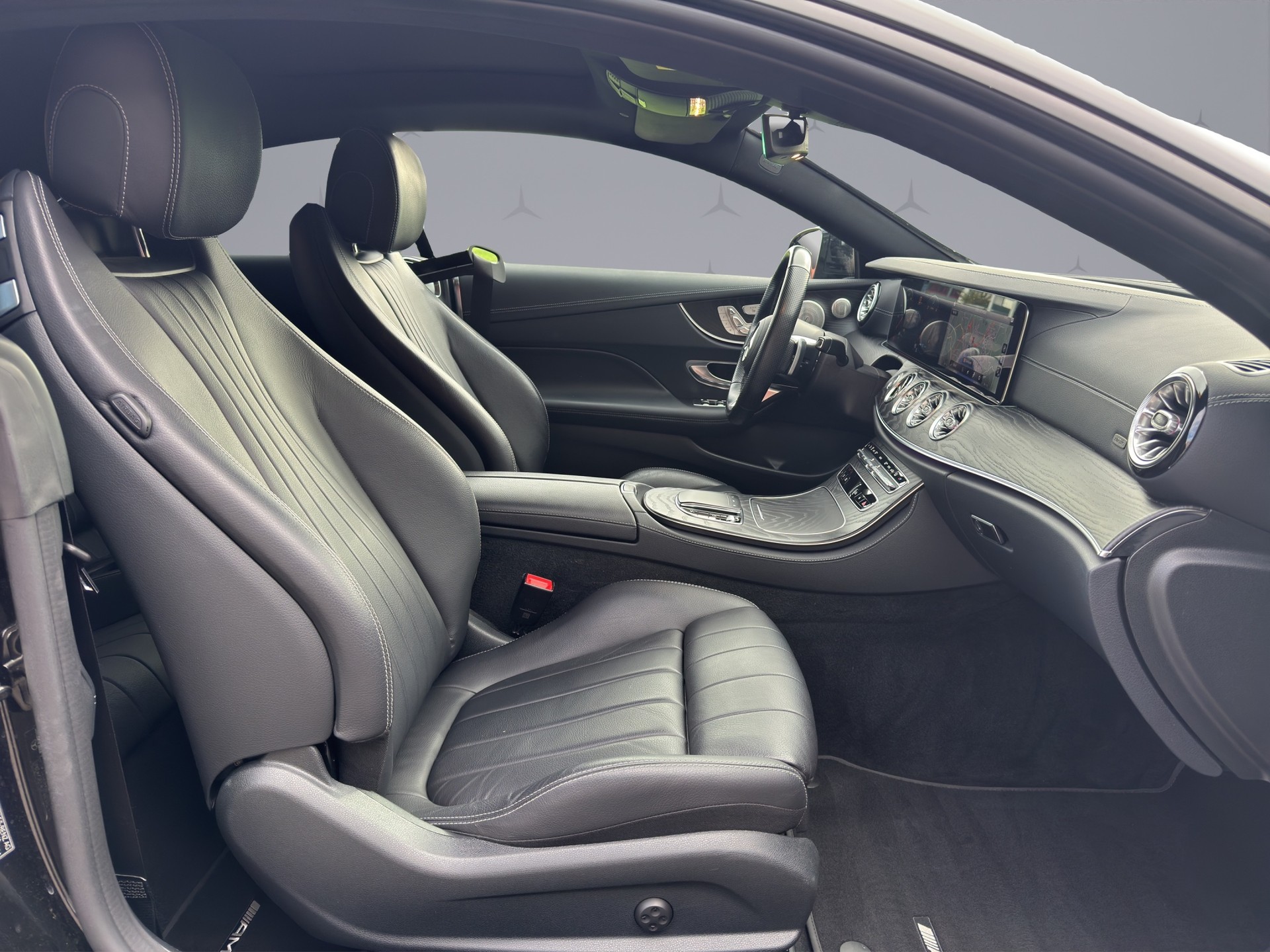 MERCEDES-BENZ E 300 d AMG Line 4matic Coupé-image-16