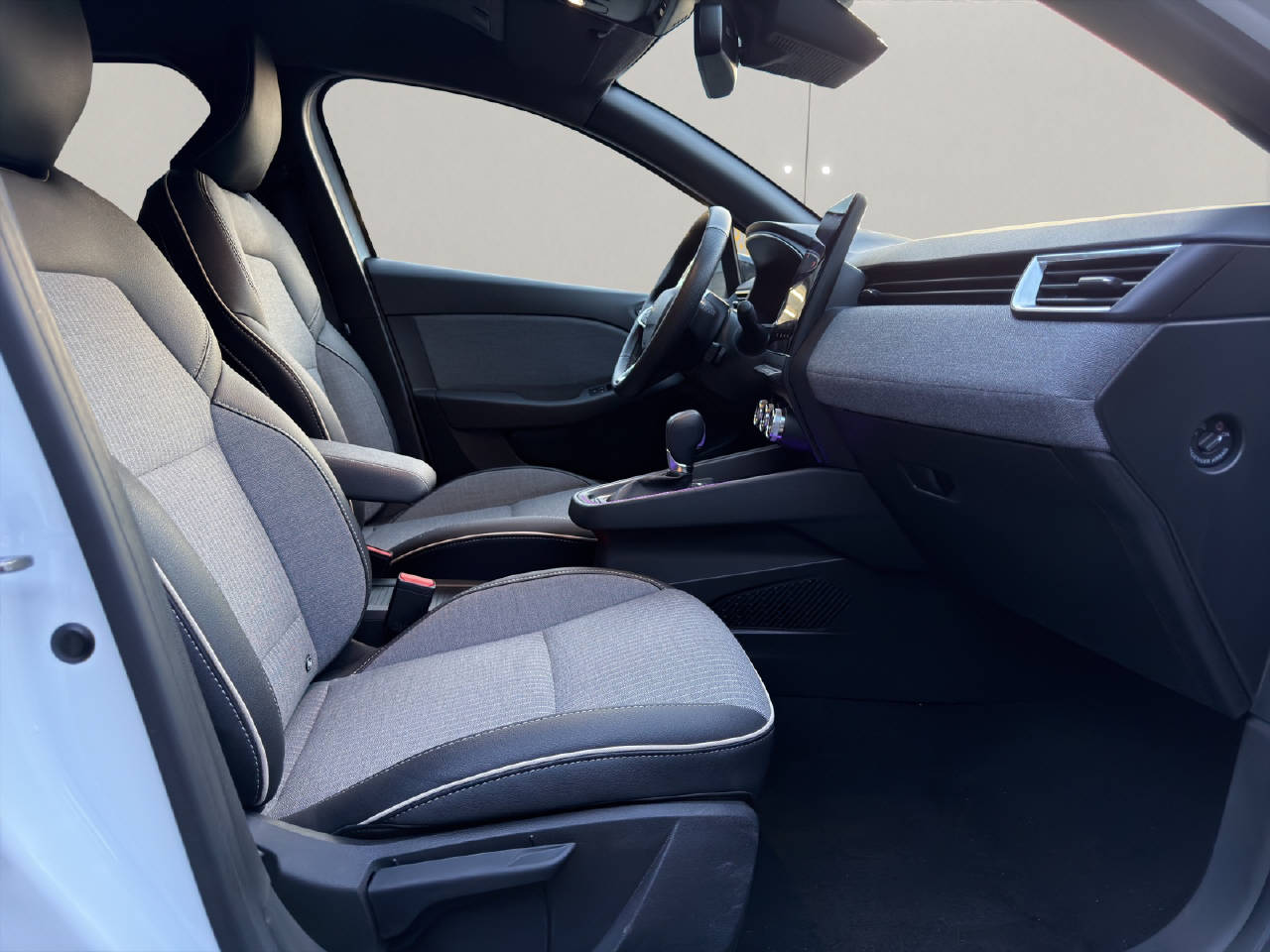 RENAULT Clio 1.6 E-Tech techno-image-10