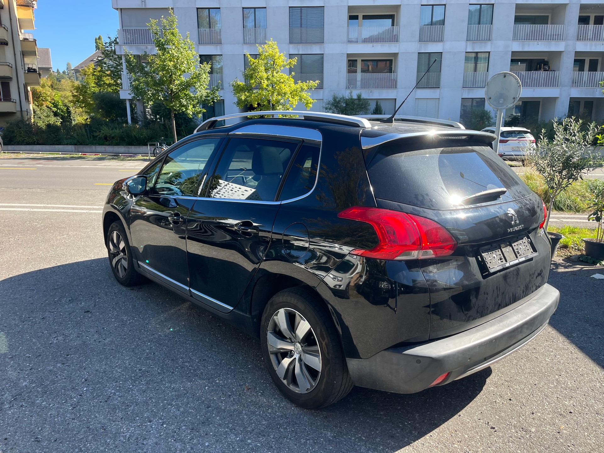 PEUGEOT 2008 1.2 VTI Style-image-1