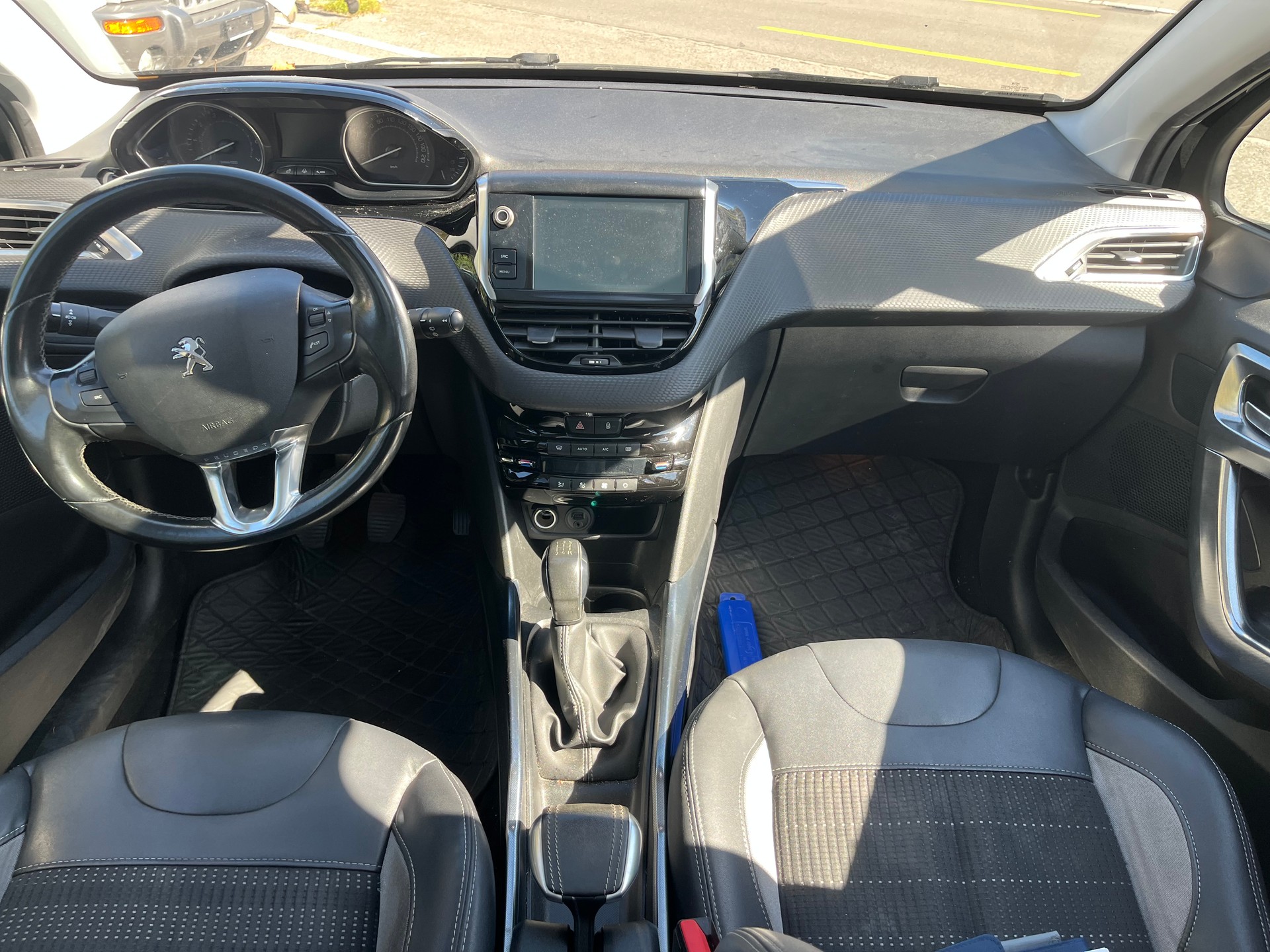 PEUGEOT 2008 1.2 VTI Style-image-6