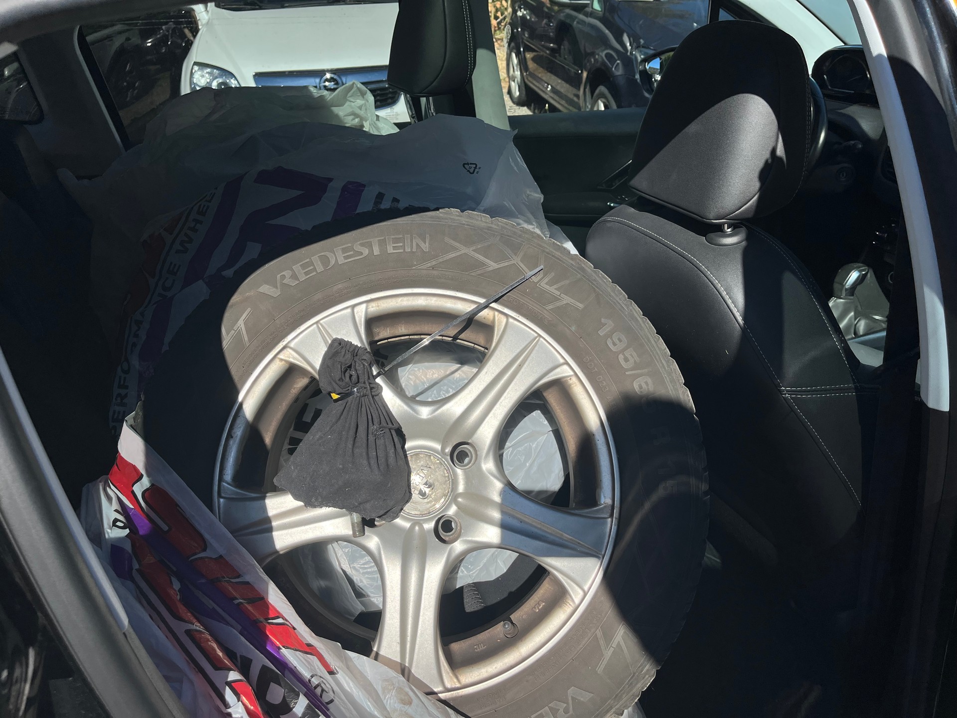 PEUGEOT 2008 1.2 VTI Style-image-5