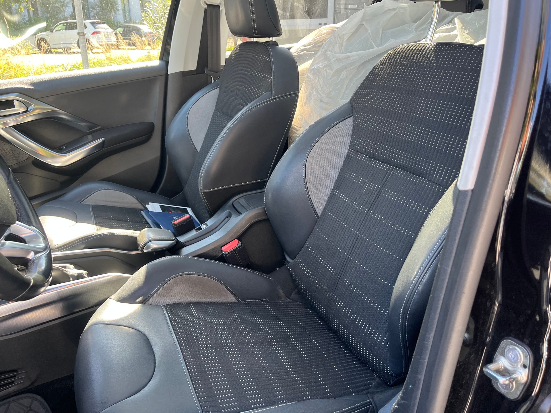 PEUGEOT 2008 1.2 VTI Style-image-8
