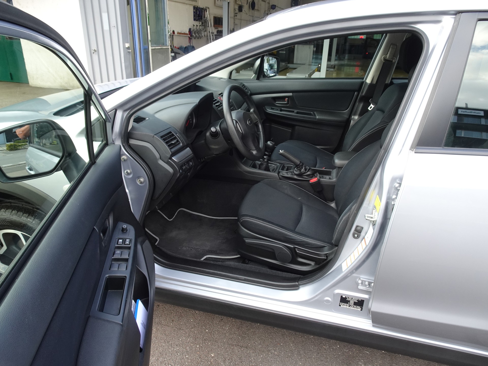 SUBARU 2.0i Swiss One-image-8