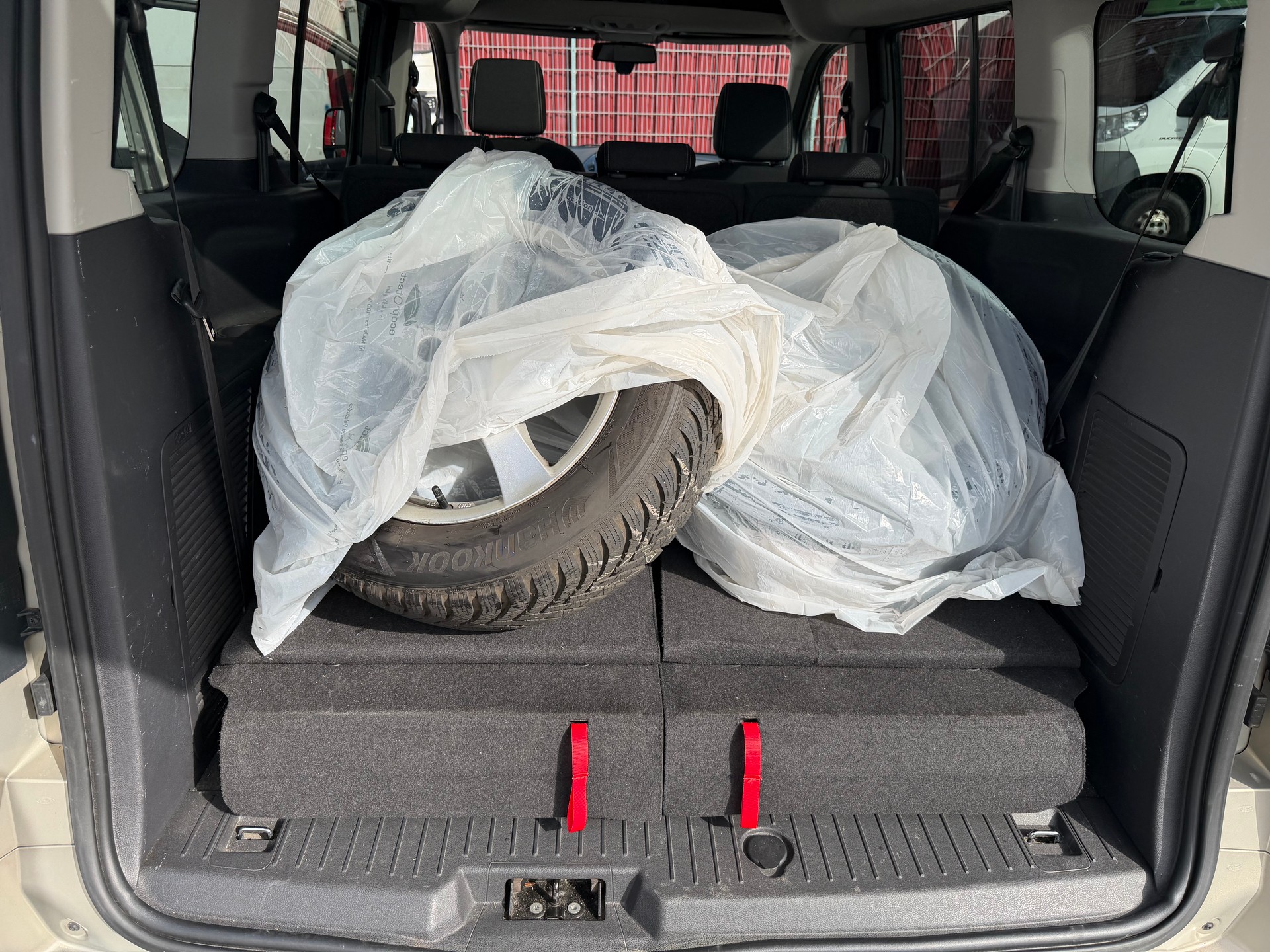FORD Grand Tourneo Connect 1.6 SCTi Trend Automatic-image-9