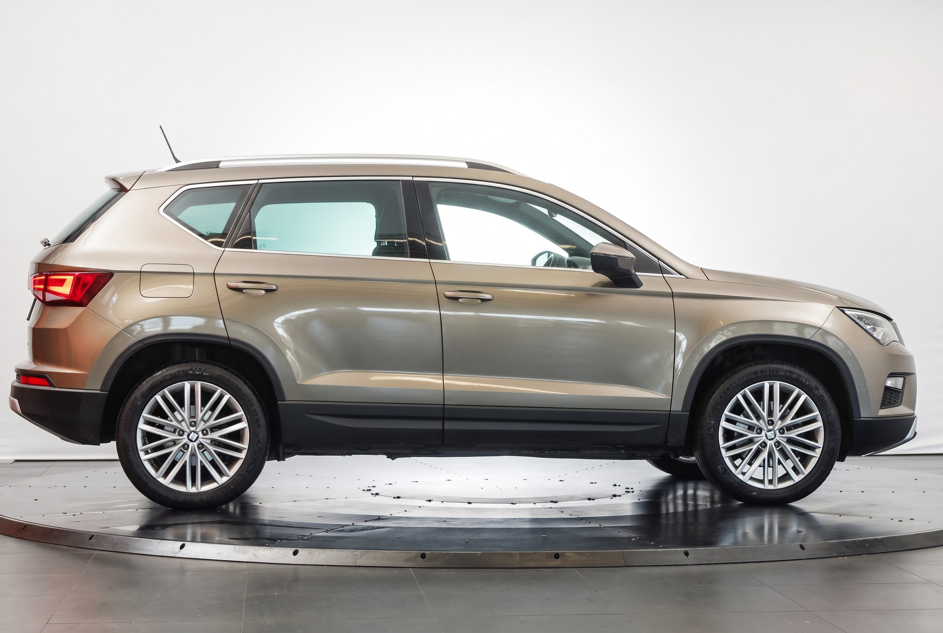 SEAT Ateca 2.0 TDI CR Xcellence 4Drive • Golden Cognac • Attelage • Full LED-image-5