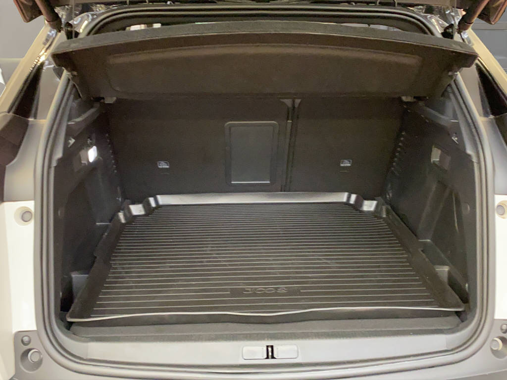 PEUGEOT 3008 1.5 BlueHDi GT Line-image-9