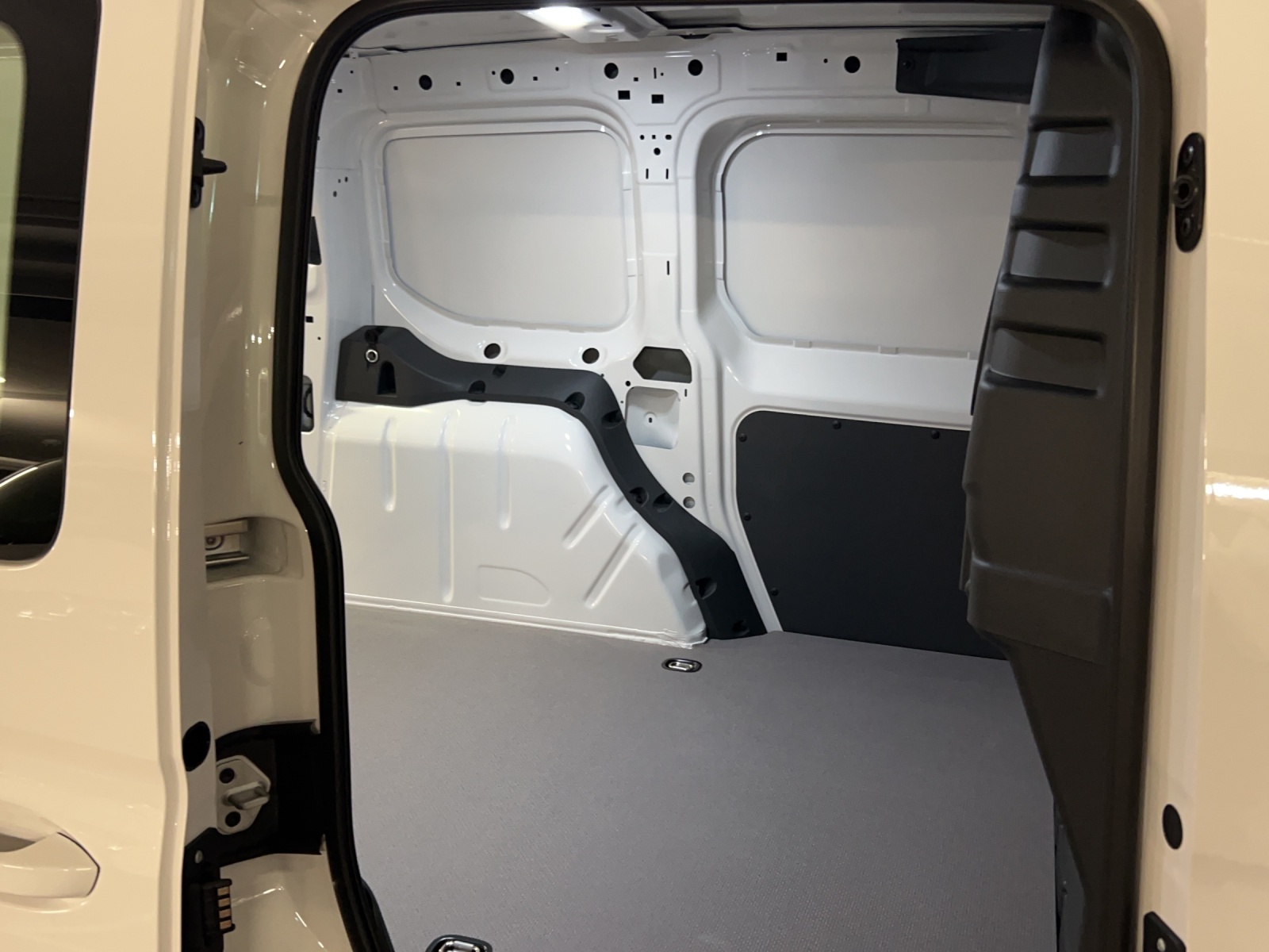 VW Caddy Cargo 2.0TDI Entry-image-8