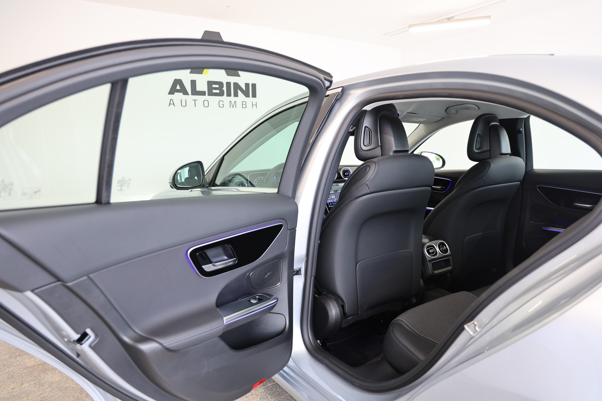 MERCEDES-BENZ C 300e Avantgarde-image-13