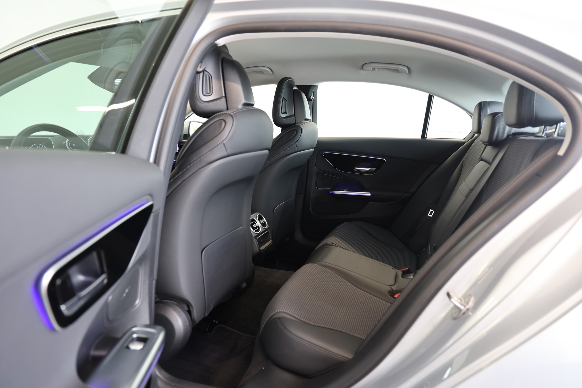 MERCEDES-BENZ C 300e Avantgarde-image-14