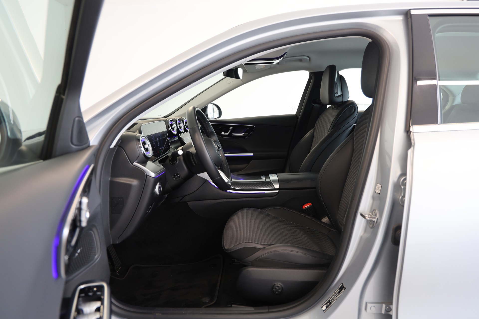 MERCEDES-BENZ C 300e Avantgarde-image-5