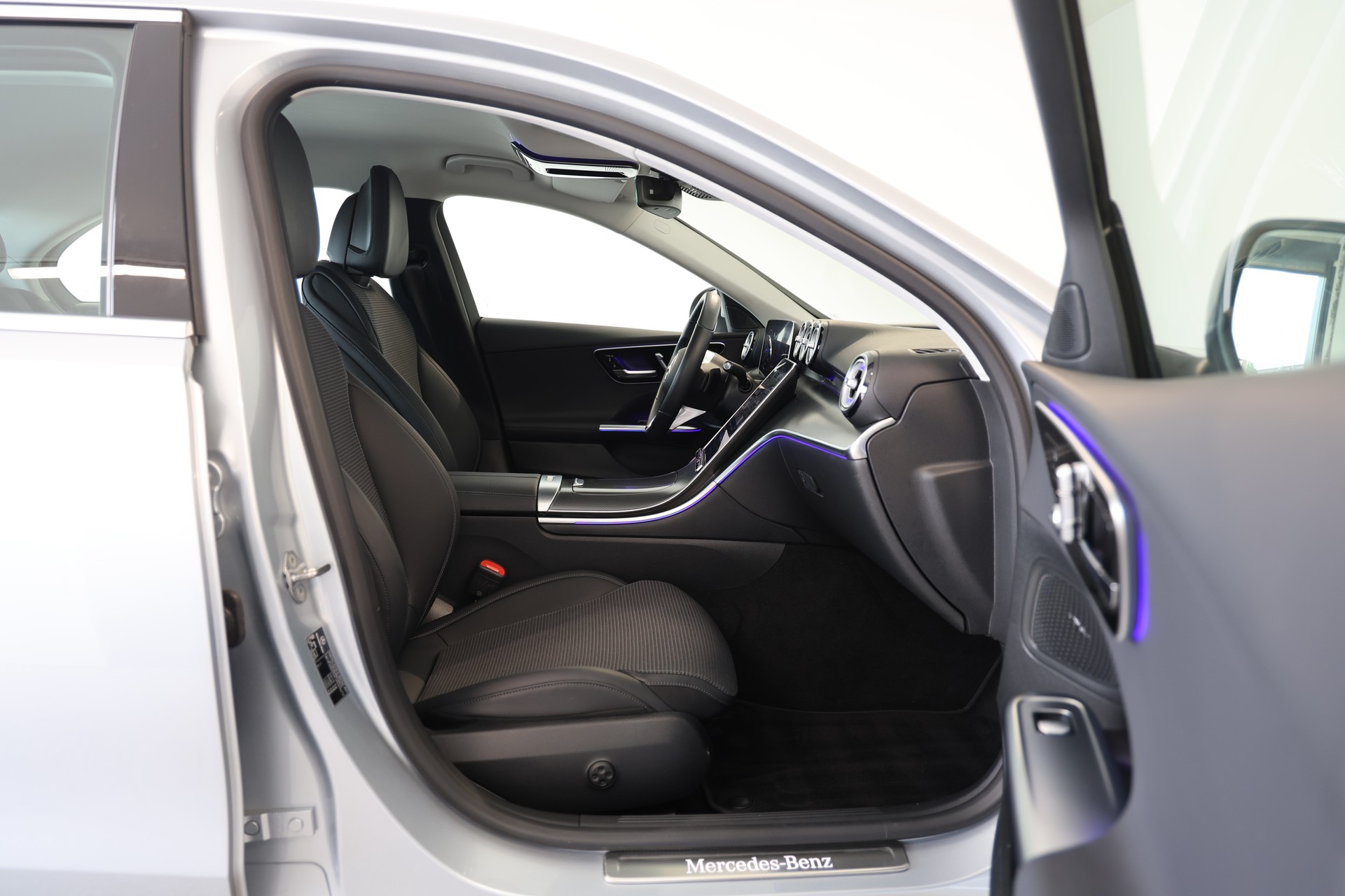 MERCEDES-BENZ C 300e Avantgarde-image-11
