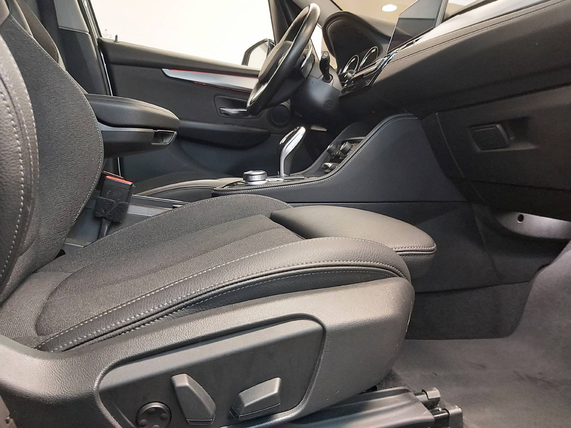 BMW 218d xDrive Active Tourer-image-14