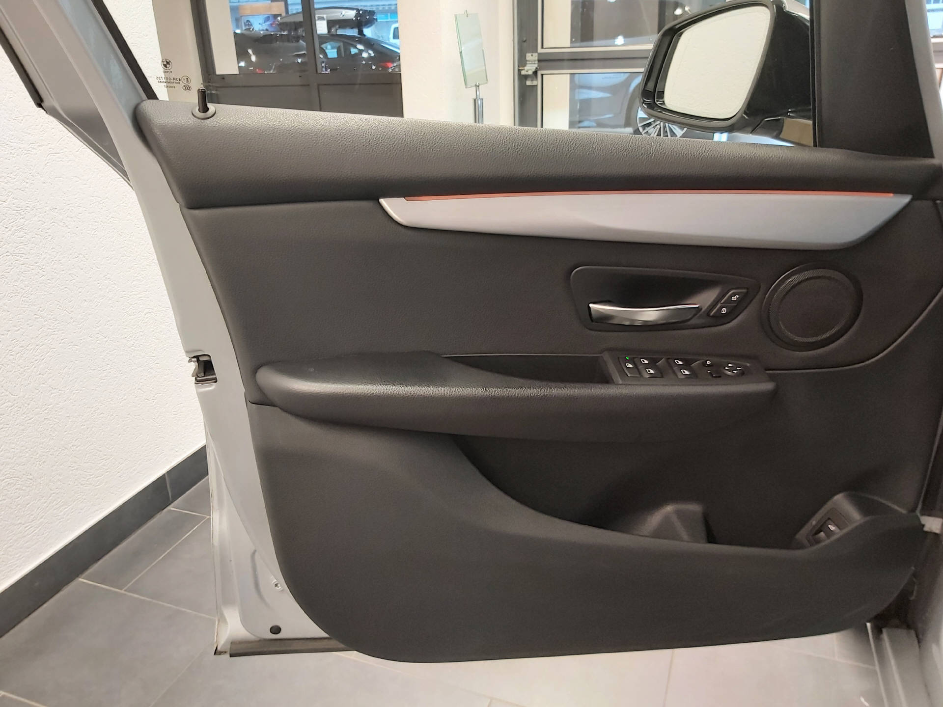 BMW 218d xDrive Active Tourer-image-12