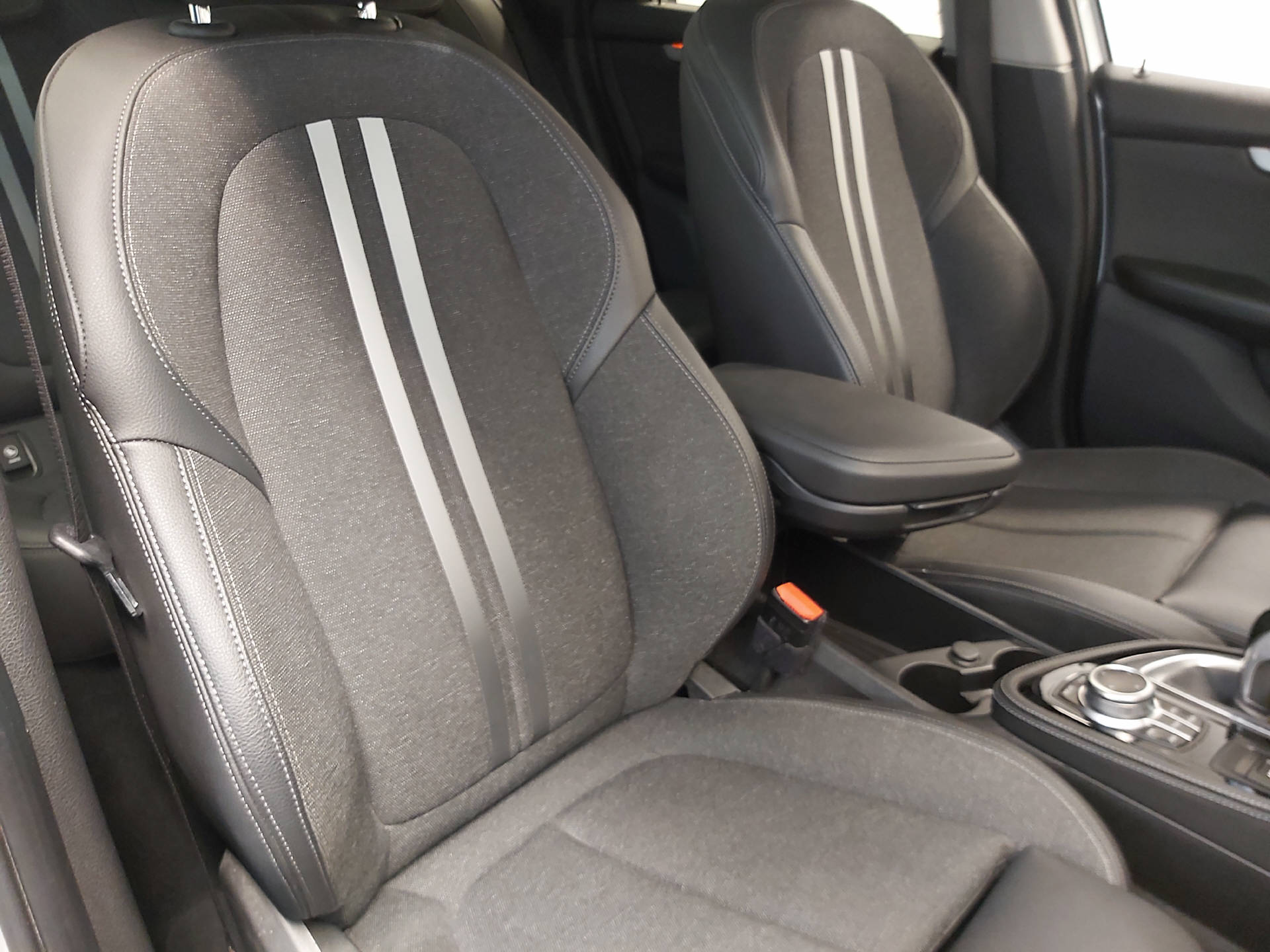 BMW 218d xDrive Active Tourer-image-13