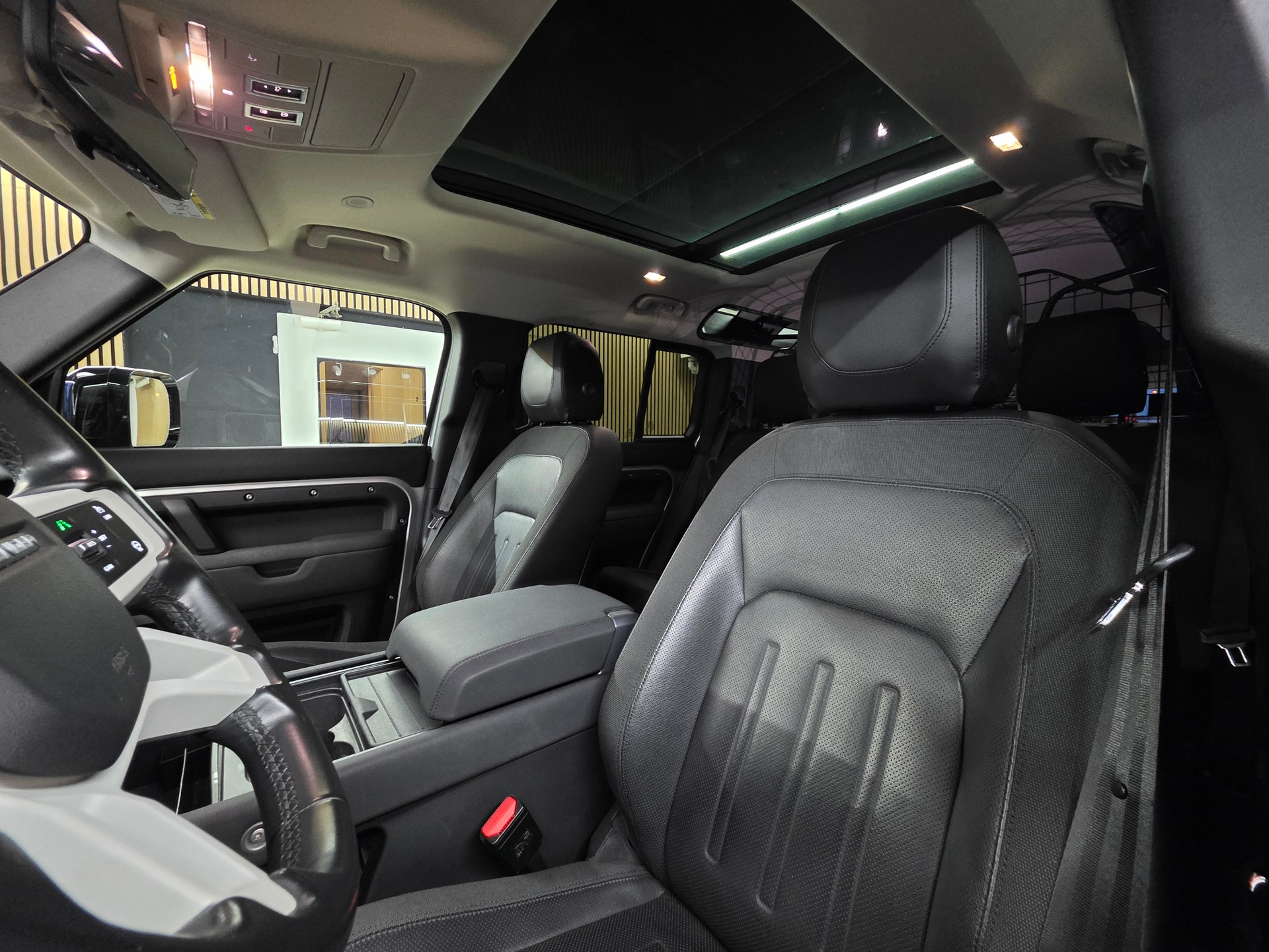 LAND ROVER Defender 110 D240 SD4 First Edition AT8-image-11