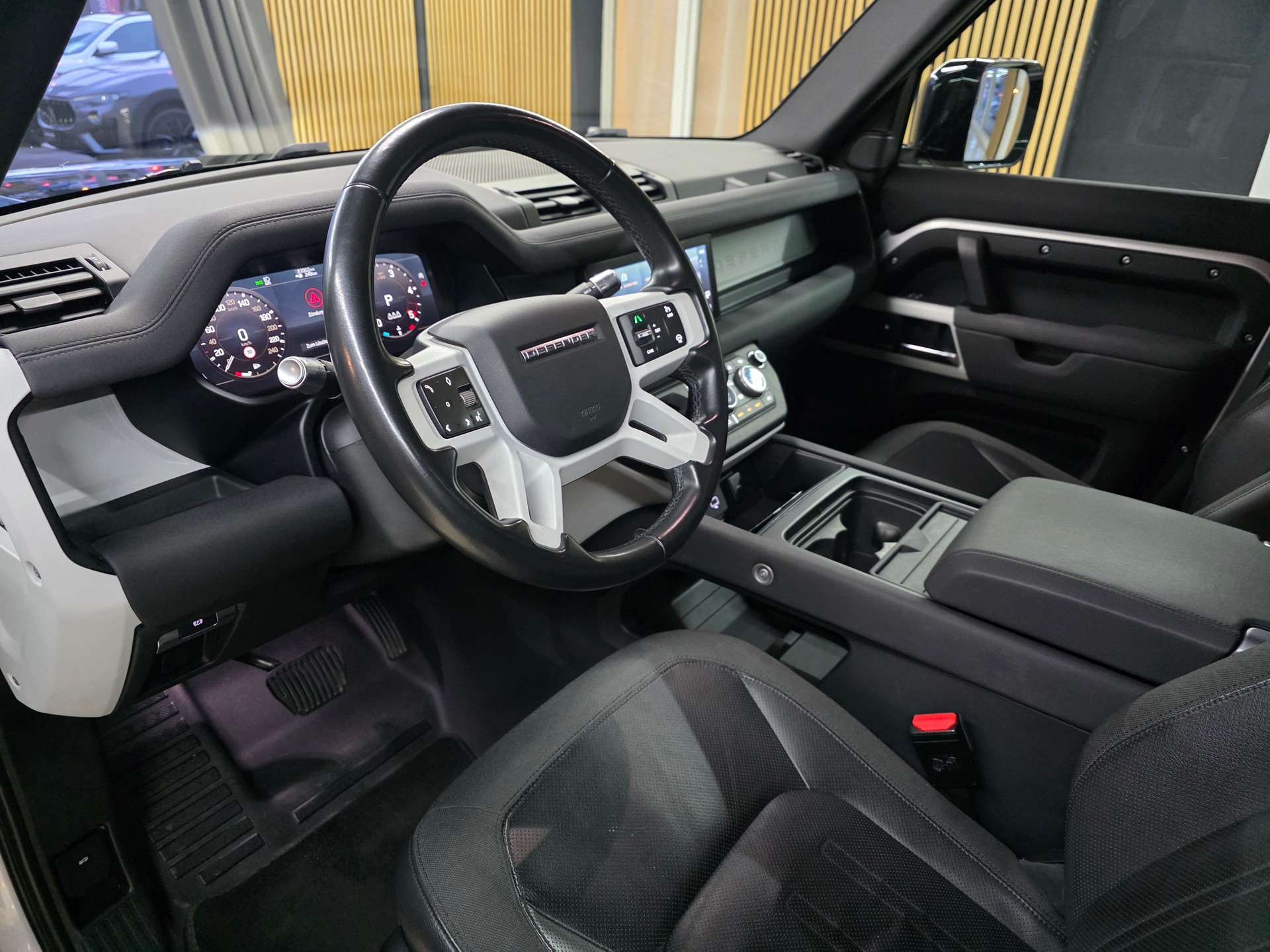 LAND ROVER Defender 110 D240 SD4 First Edition AT8-image-9