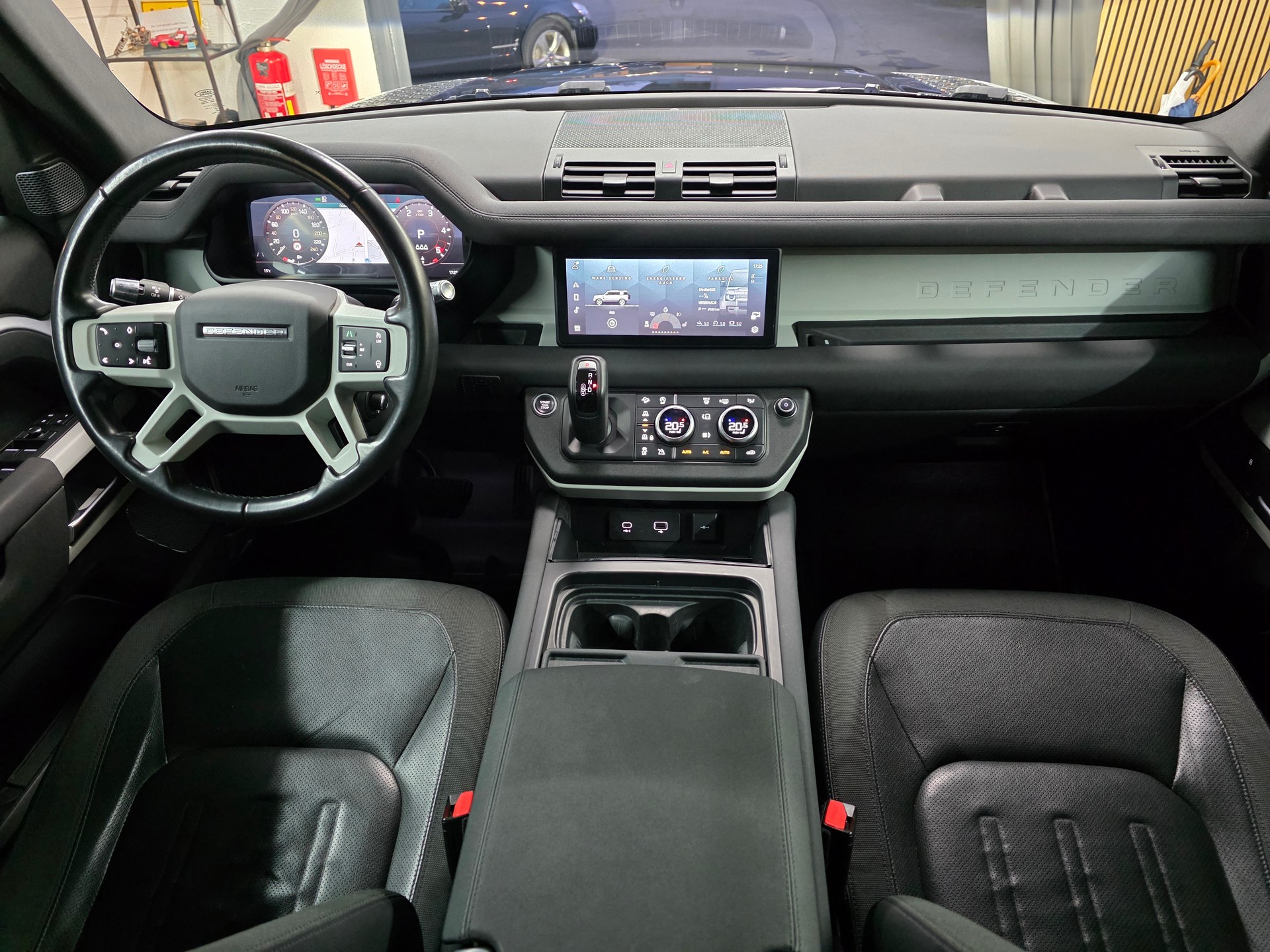 LAND ROVER Defender 110 D240 SD4 First Edition AT8-image-13
