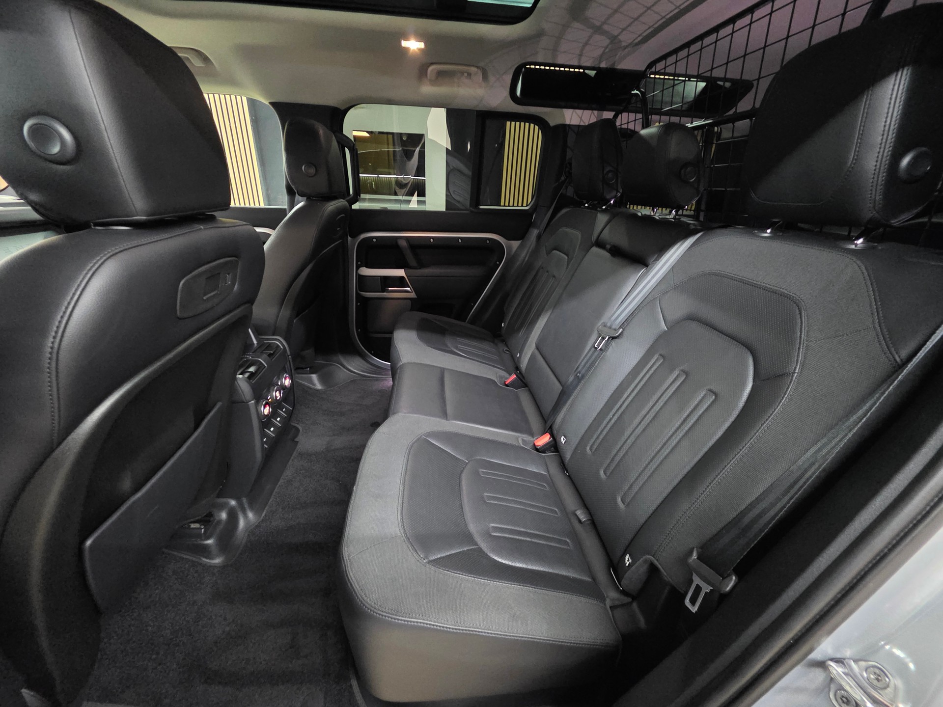 LAND ROVER Defender 110 D240 SD4 First Edition AT8-image-19