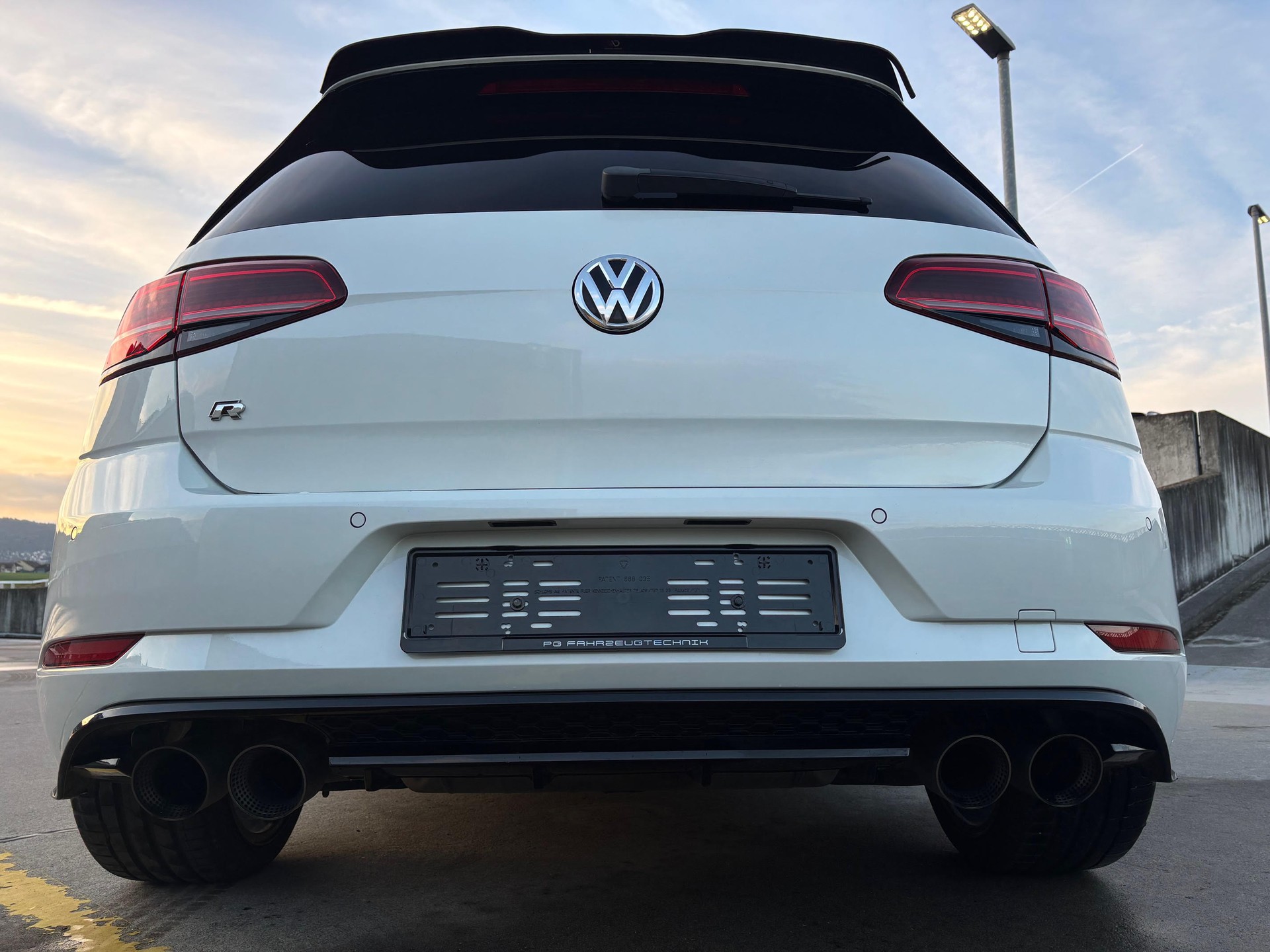 VW Golf 2.0 TSI R 4Motion DSG-image-8
