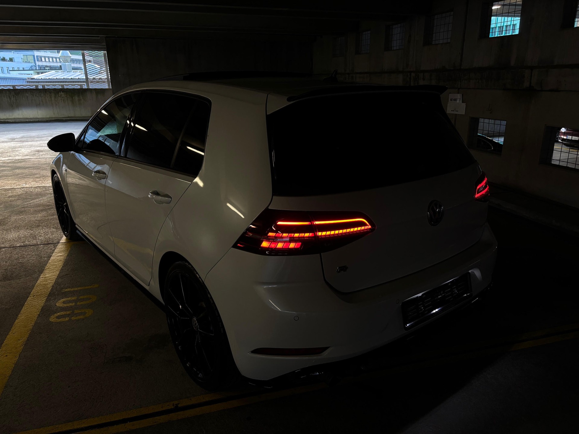 VW Golf 2.0 TSI R 4Motion DSG-image-14