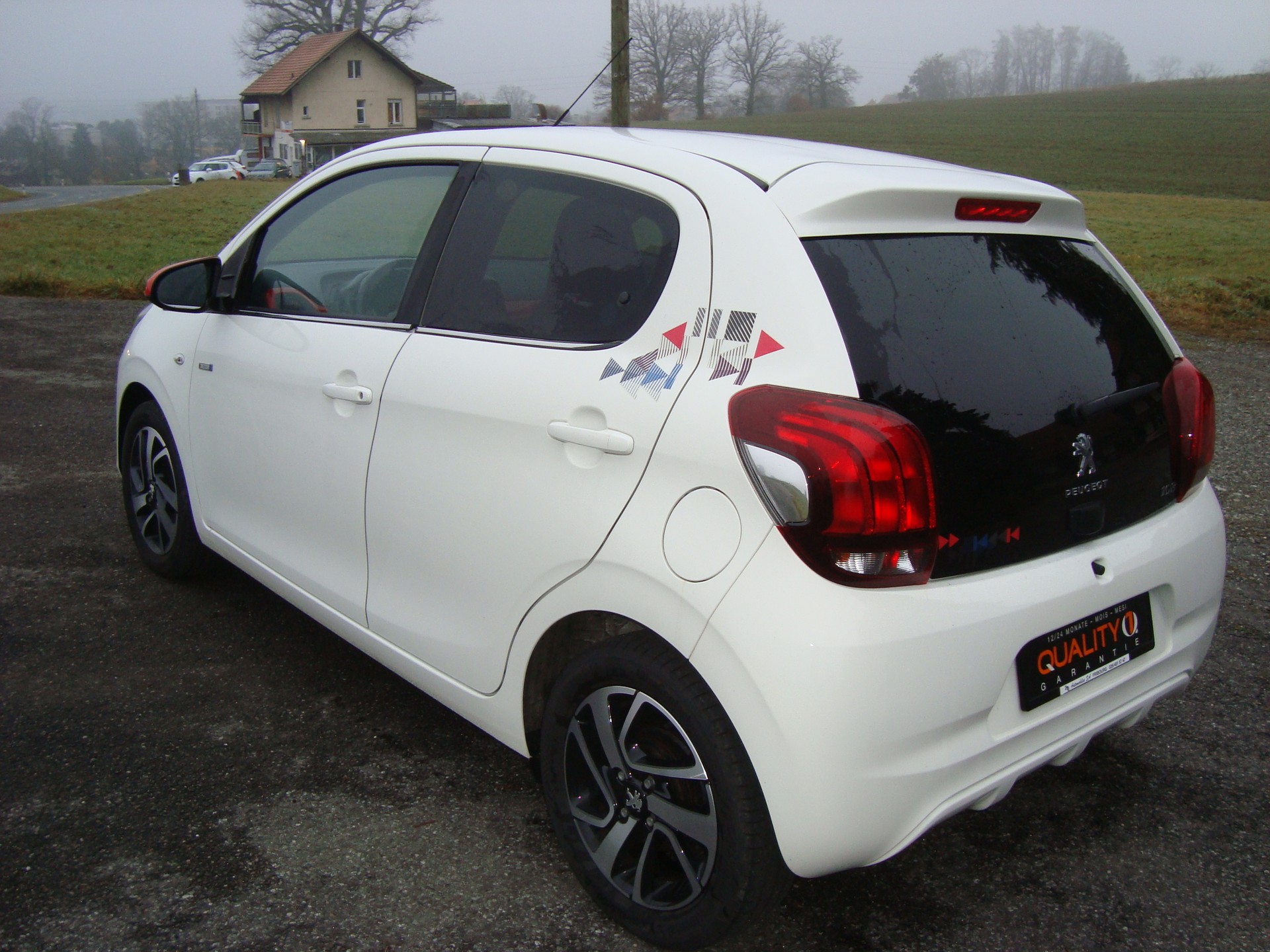 PEUGEOT 108 1.0 VTi Envy-image-3