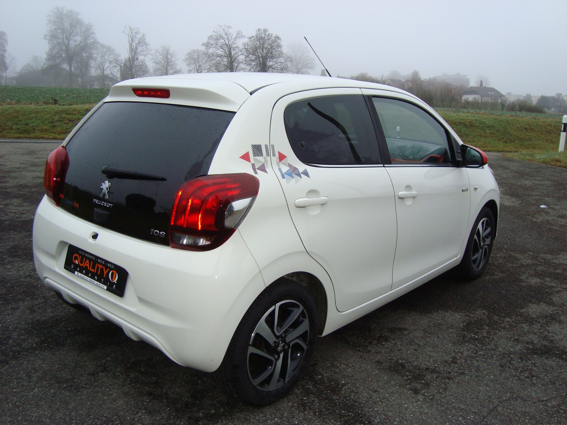 PEUGEOT 108 1.0 VTi Envy-image-2