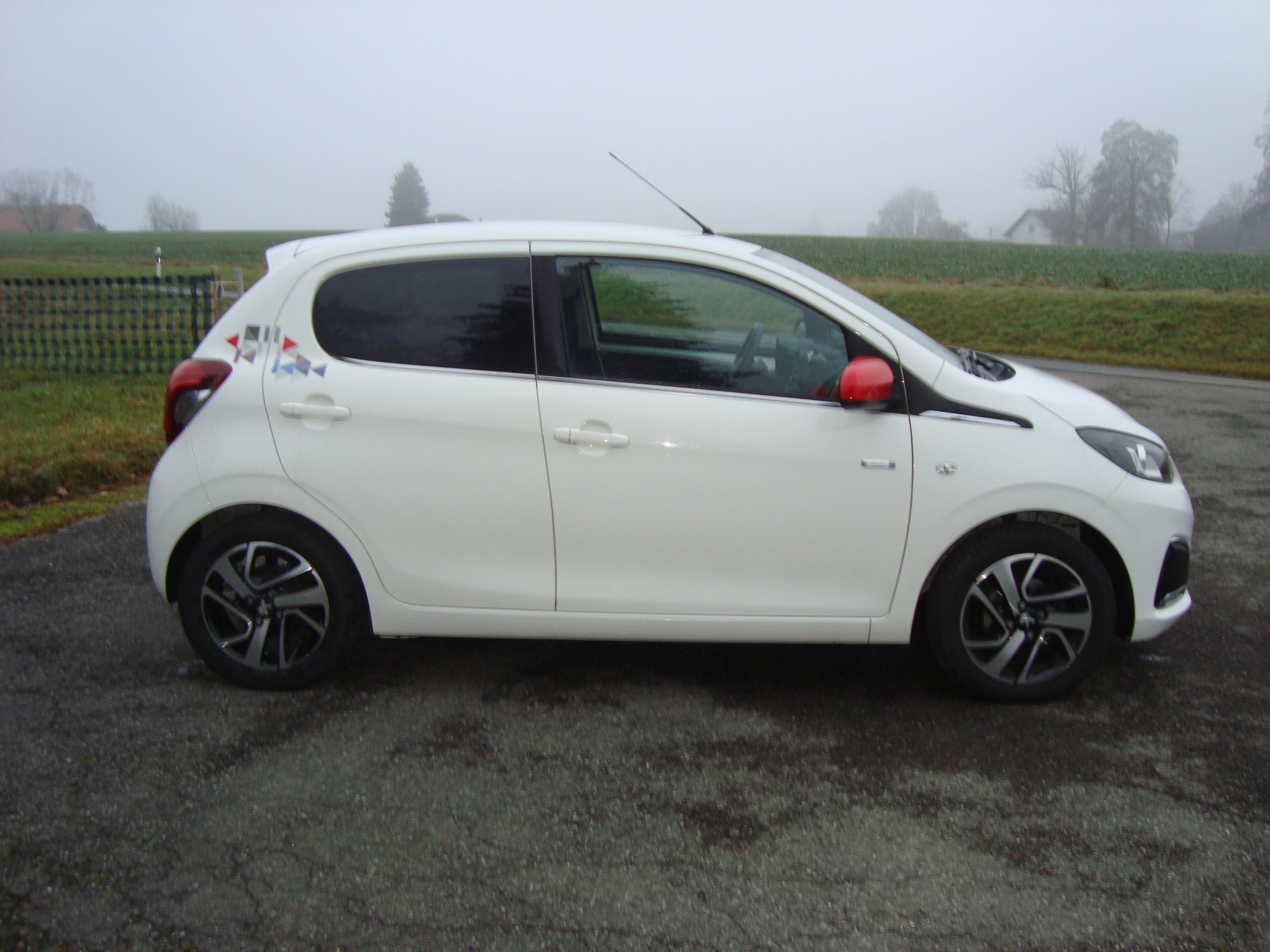 PEUGEOT 108 1.0 VTi Envy-image-5