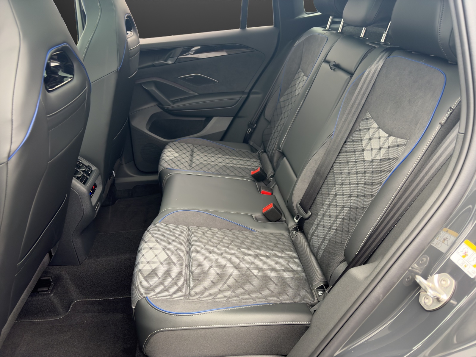 VW Tiguan 2.0 TDI SCR R-Line 4Motion DSG-image-8