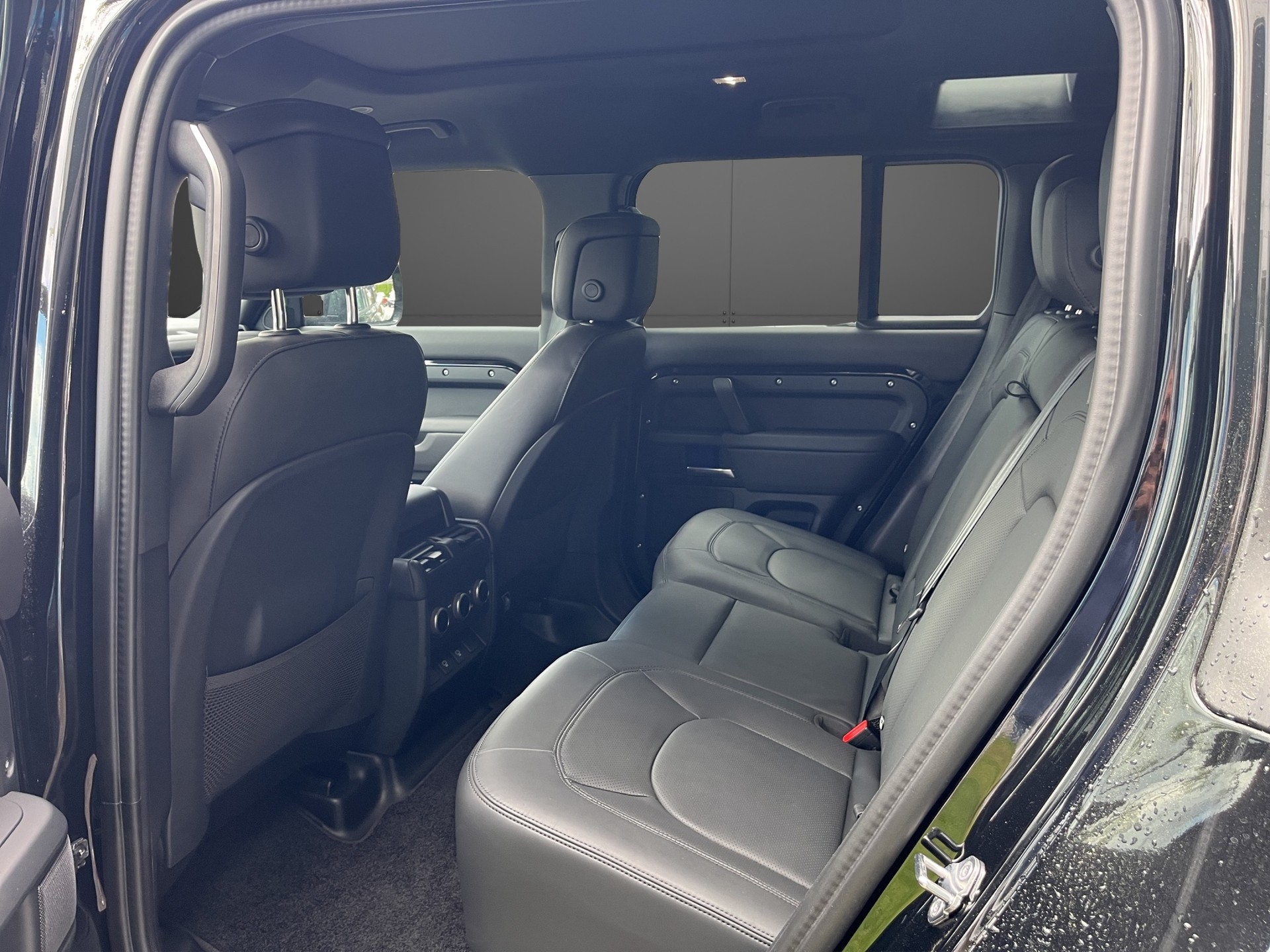 LAND ROVER Defender 110 3.0 D I6 300 X-Dynamic HSE AWD AT8-image-7