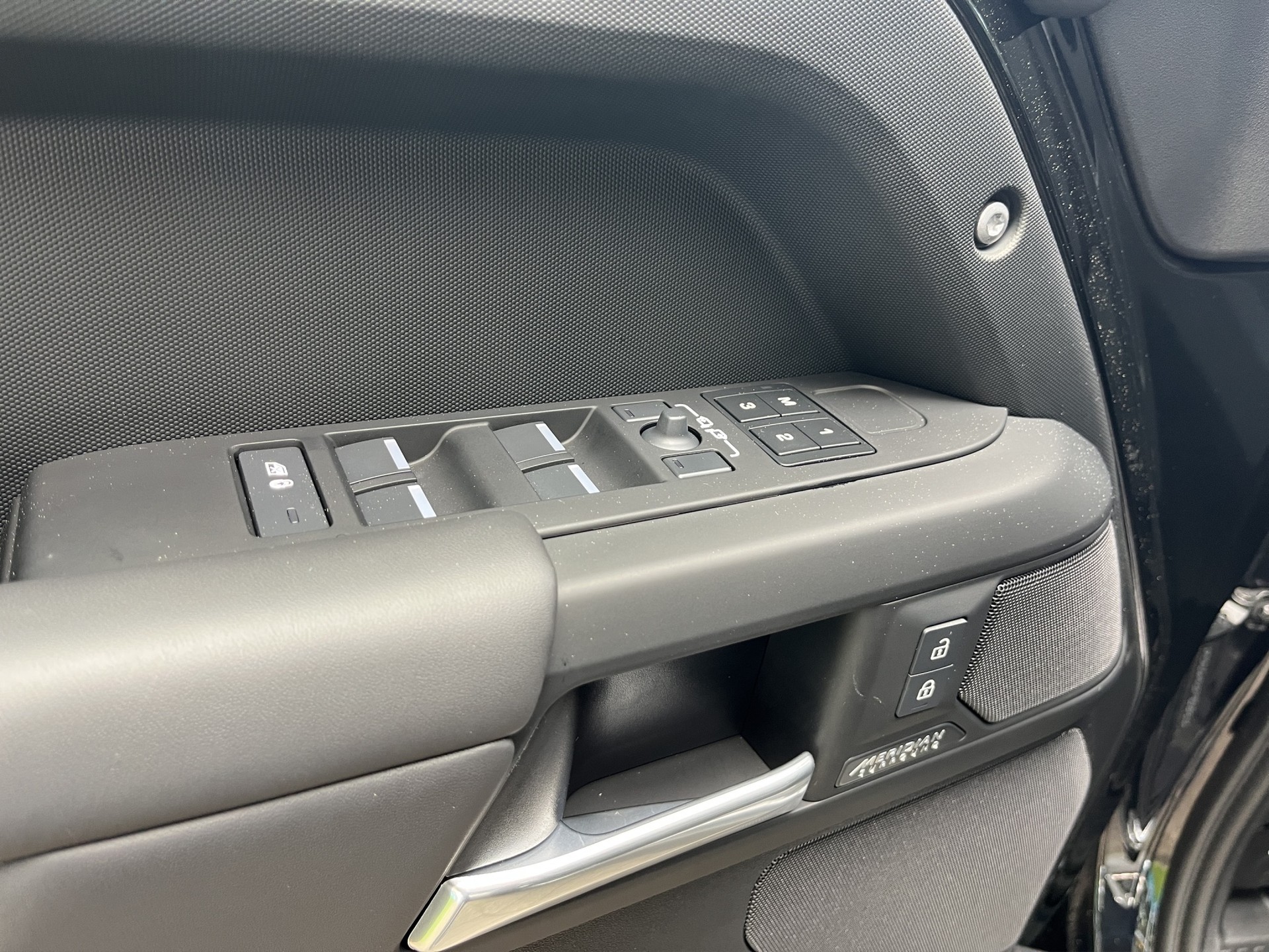 LAND ROVER Defender 110 3.0 D I6 300 X-Dynamic HSE AWD AT8-image-9