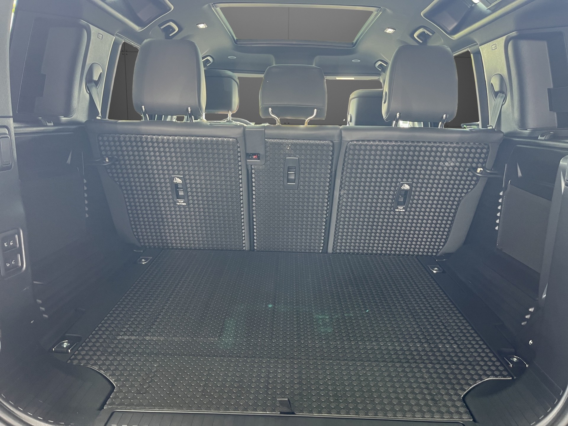 LAND ROVER Defender 110 3.0 D I6 300 X-Dynamic HSE AWD AT8-image-10